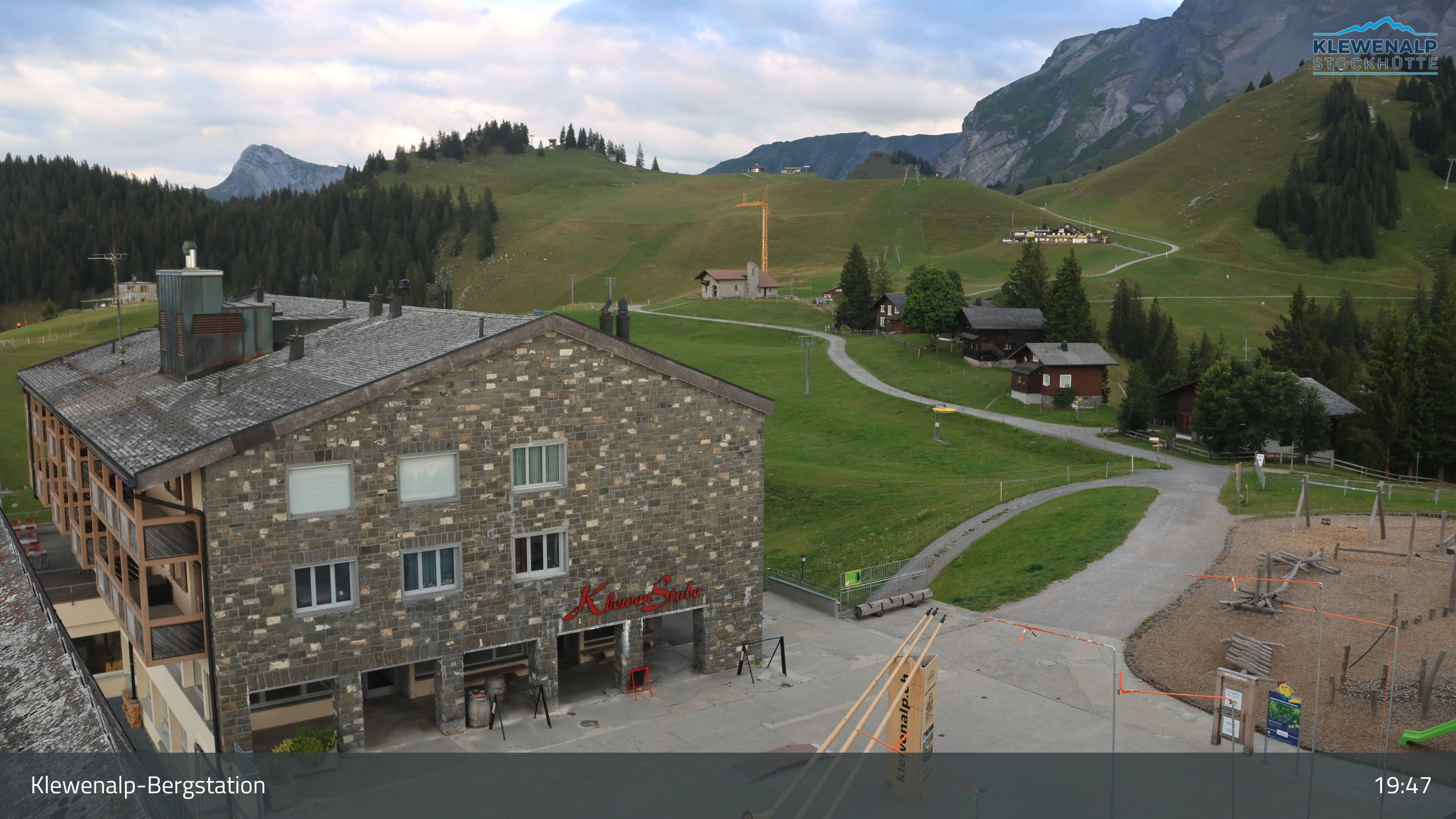 Beckenried: Klewenalp - Klewenalp-Bergstation, Blick Richtung Skigebiet Klewenalp & links Berggasthaus KlewenStube