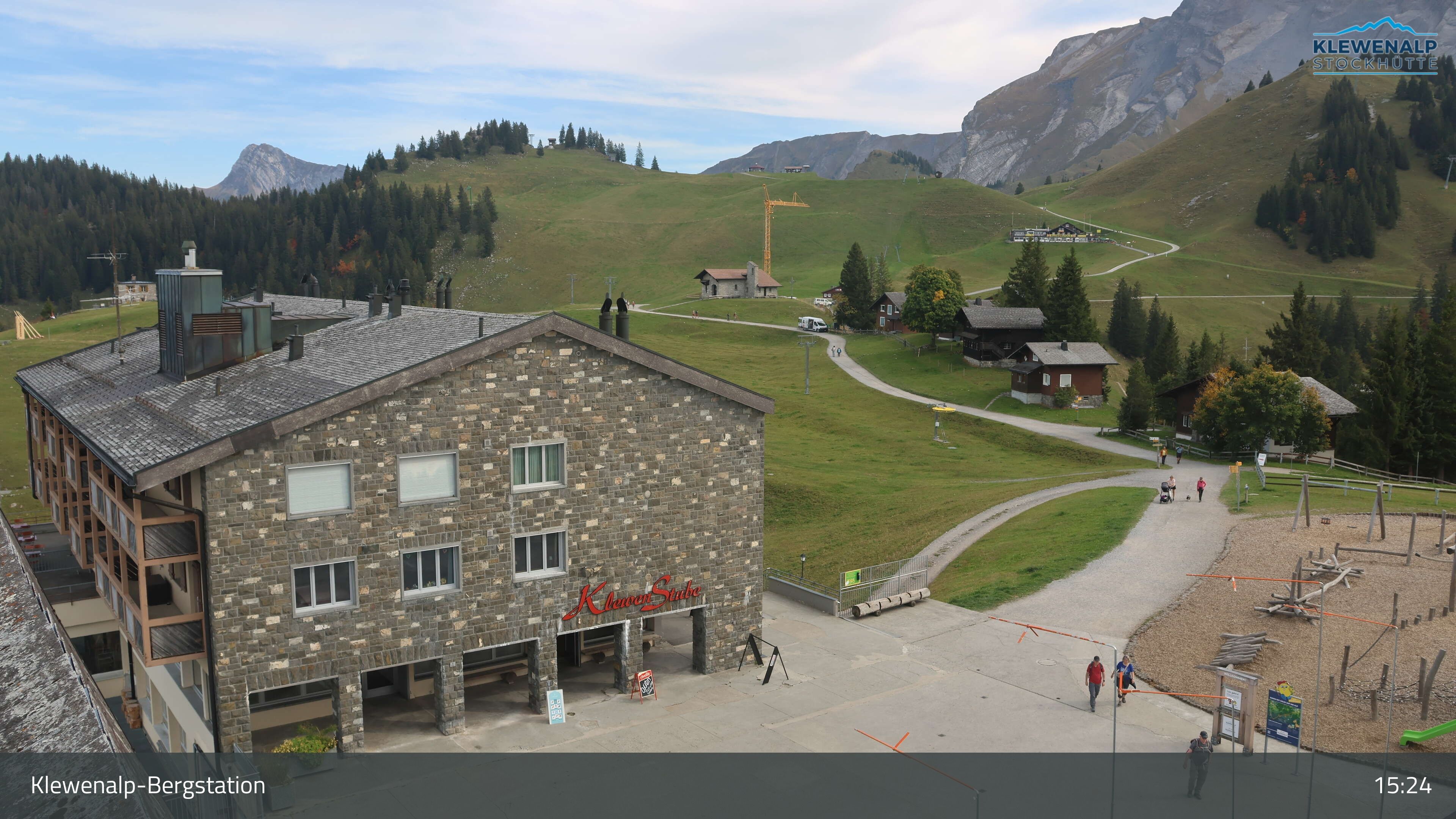 Beckenried: Klewenalp - Klewenalp-Bergstation, Blick Richtung Skigebiet Klewenalp & links Berggasthaus KlewenStube