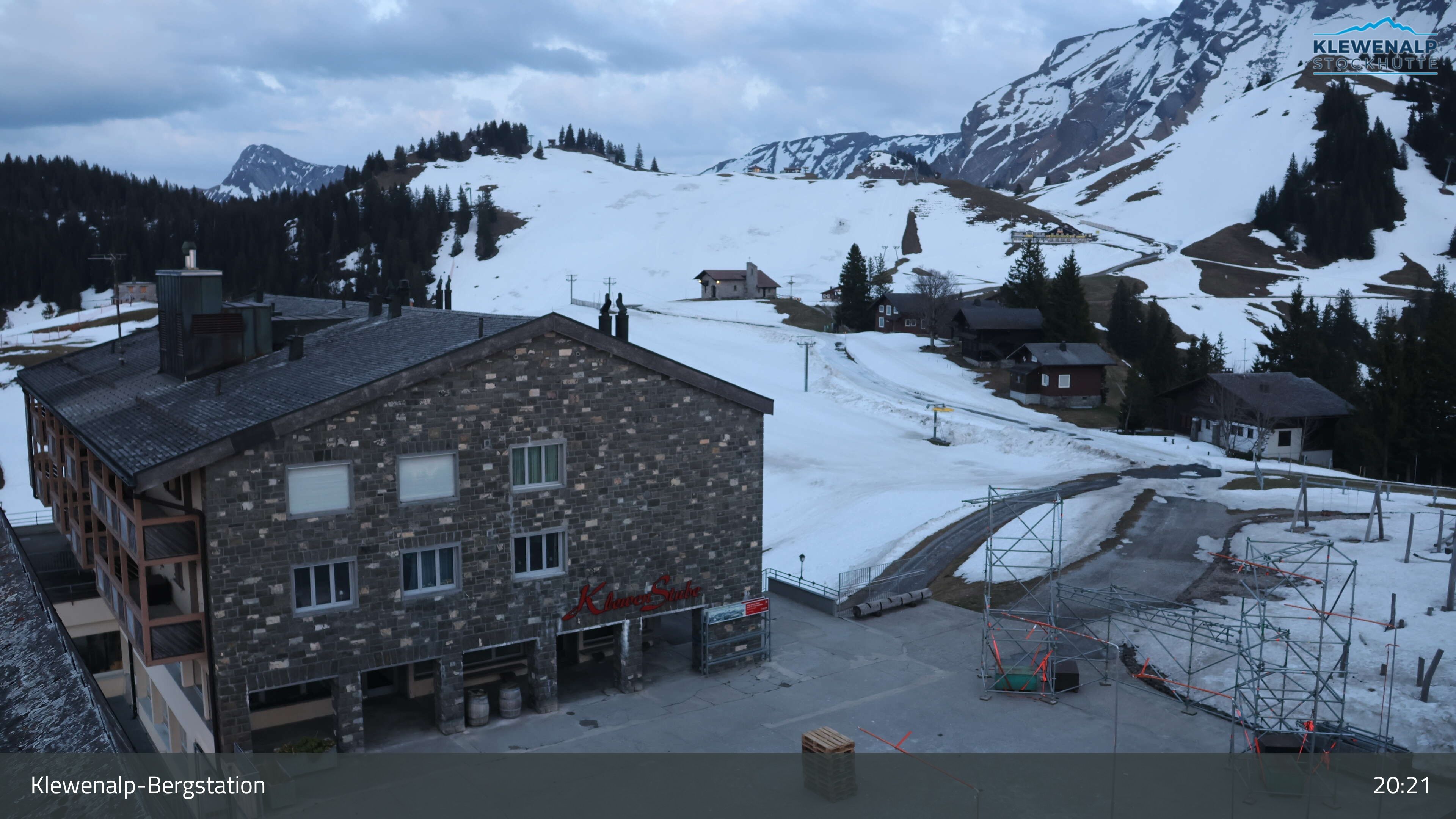 Beckenried: Klewenalp - Klewenalp-Bergstation, Blick Richtung Skigebiet Klewenalp & links Berggasthaus KlewenStube