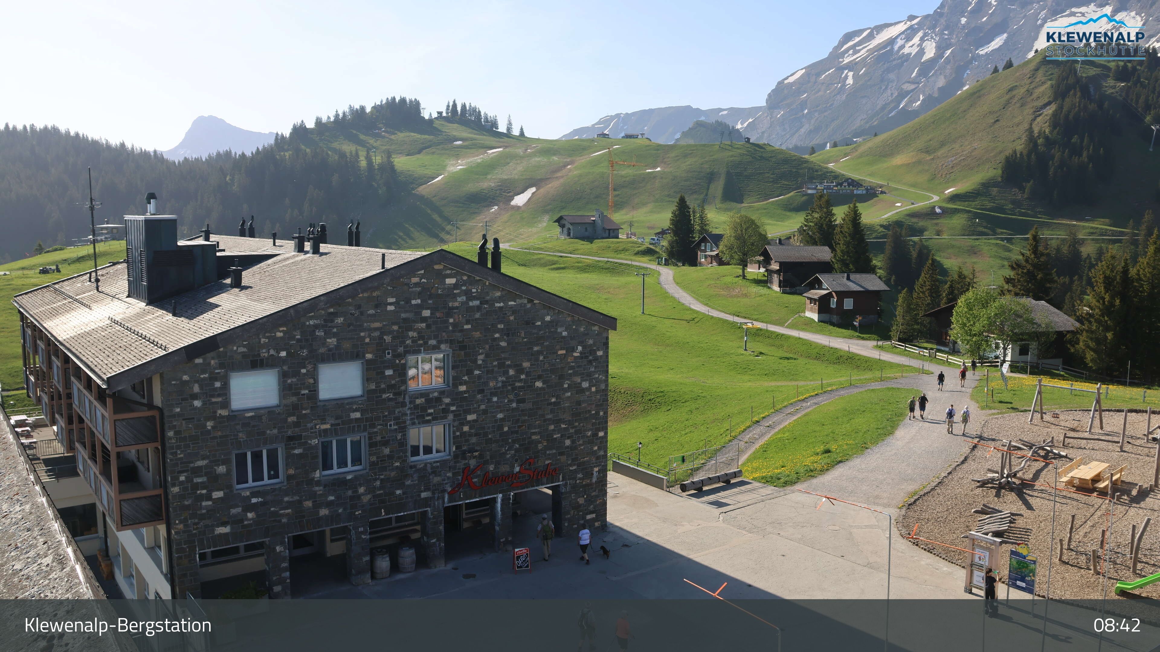 Beckenried: Klewenalp - Klewenalp-Bergstation, Blick Richtung Skigebiet Klewenalp & links Berggasthaus KlewenStube