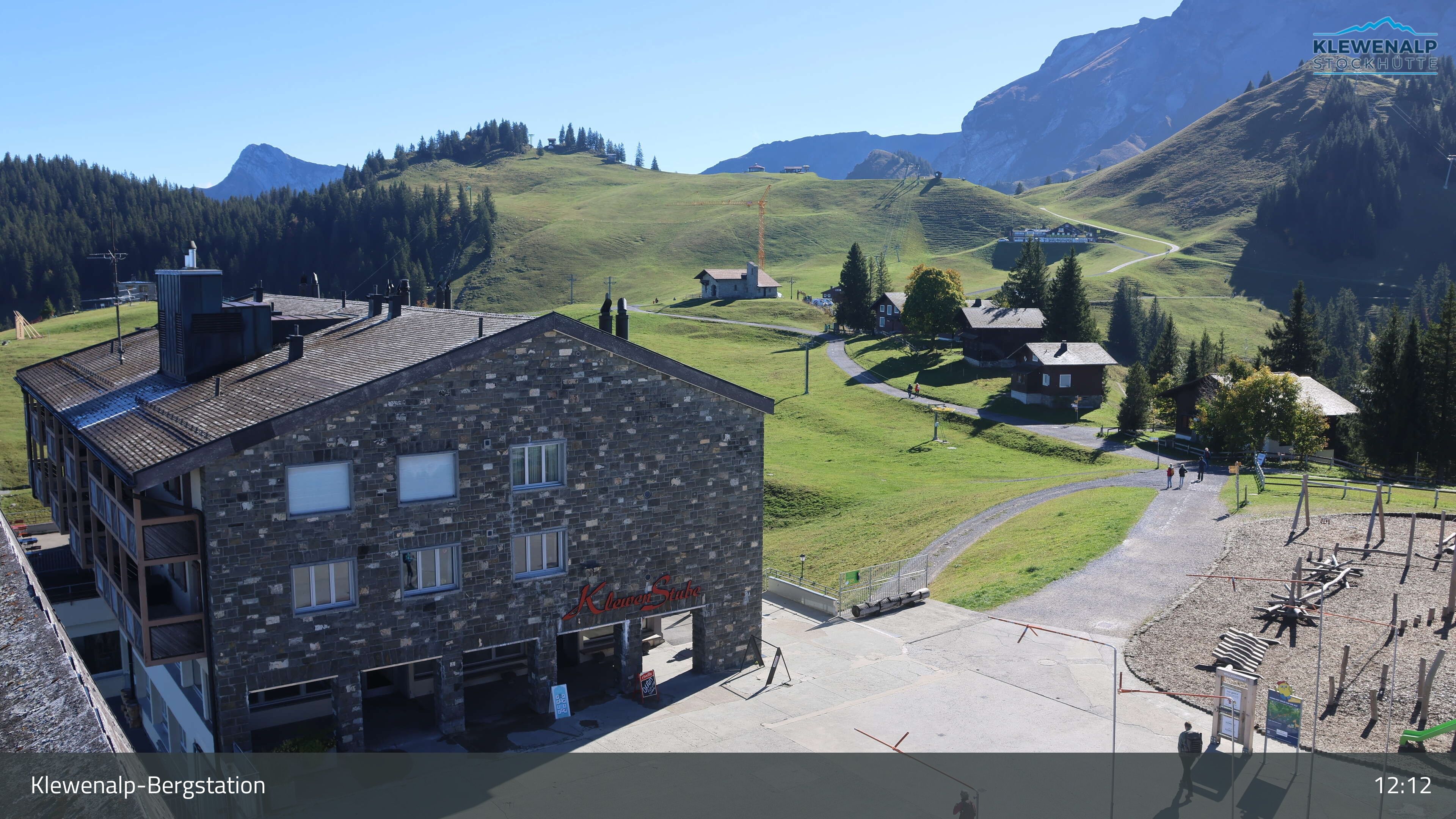 Beckenried: Klewenalp - Klewenalp-Bergstation, Blick Richtung Skigebiet Klewenalp & links Berggasthaus KlewenStube