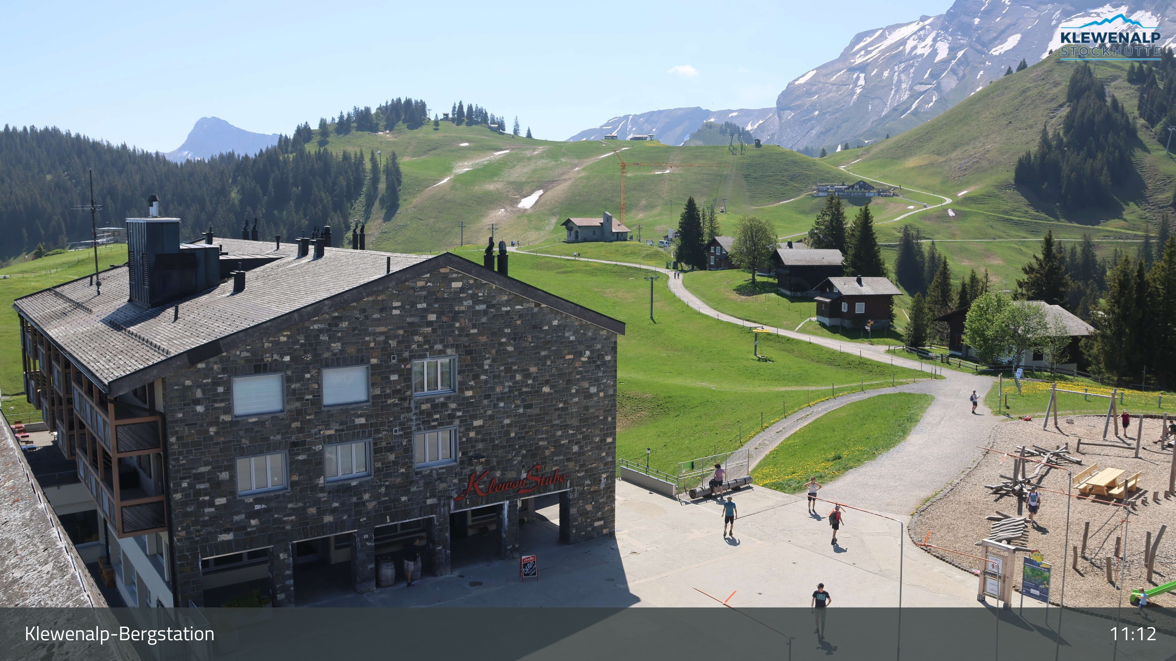 Beckenried: Klewenalp - Klewenalp-Bergstation, Blick Richtung Skigebiet Klewenalp & links Berggasthaus KlewenStube