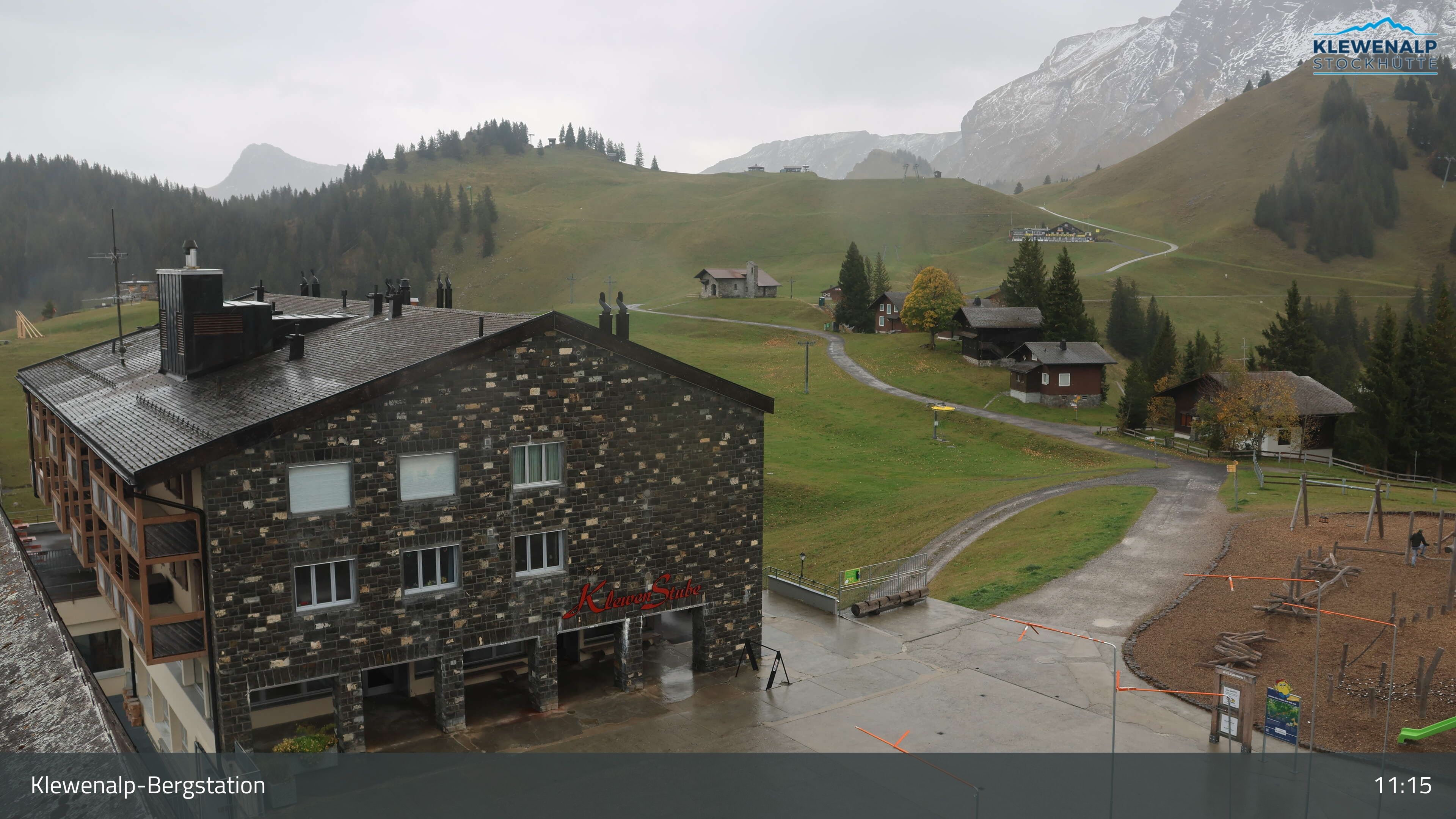 Beckenried: Klewenalp - Klewenalp-Bergstation, Blick Richtung Skigebiet Klewenalp & links Berggasthaus KlewenStube