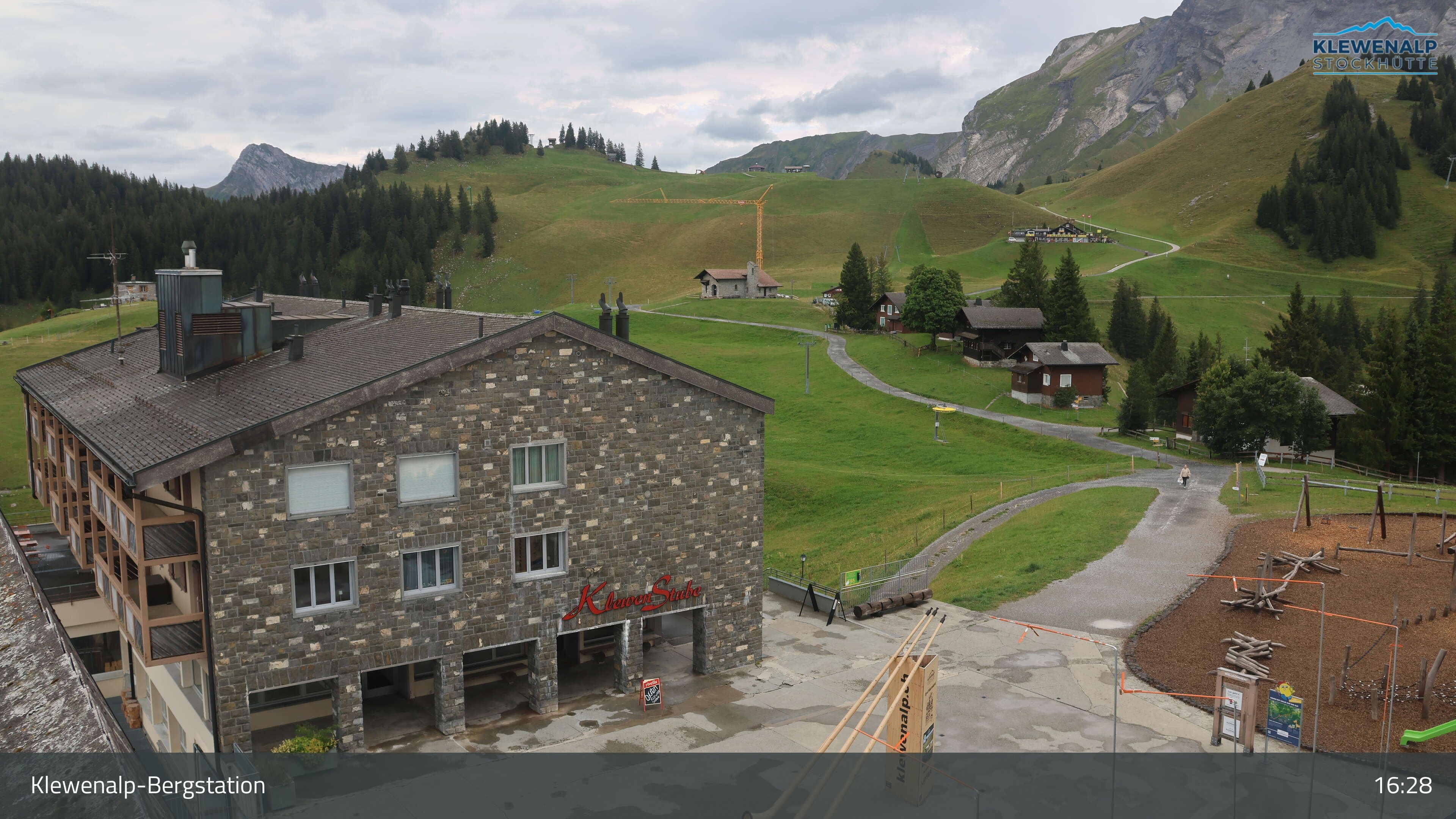 Beckenried: Klewenalp - Klewenalp-Bergstation, Blick Richtung Skigebiet Klewenalp & links Berggasthaus KlewenStube