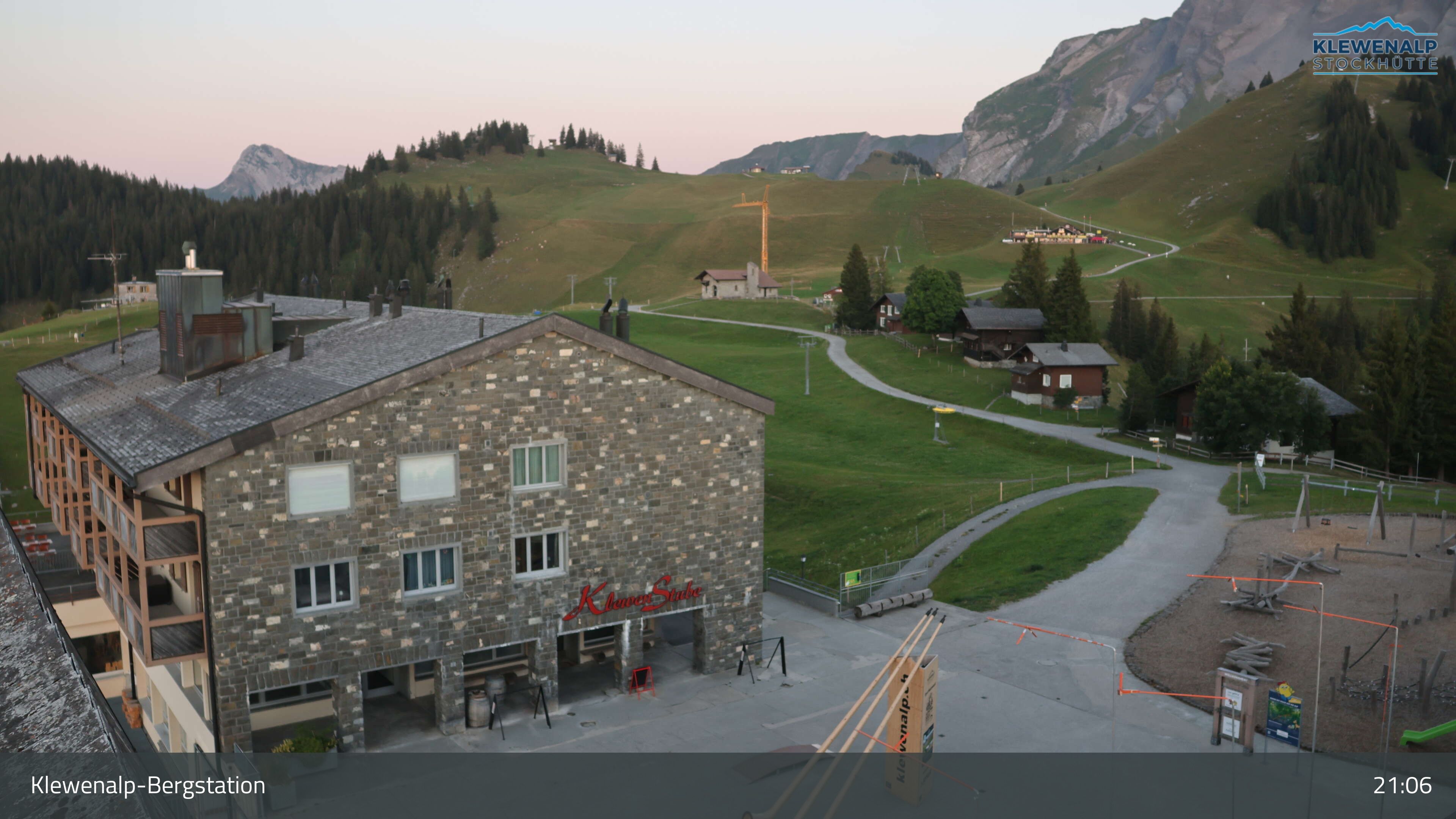 Beckenried: Klewenalp - Klewenalp-Bergstation, Blick Richtung Skigebiet Klewenalp & links Berggasthaus KlewenStube