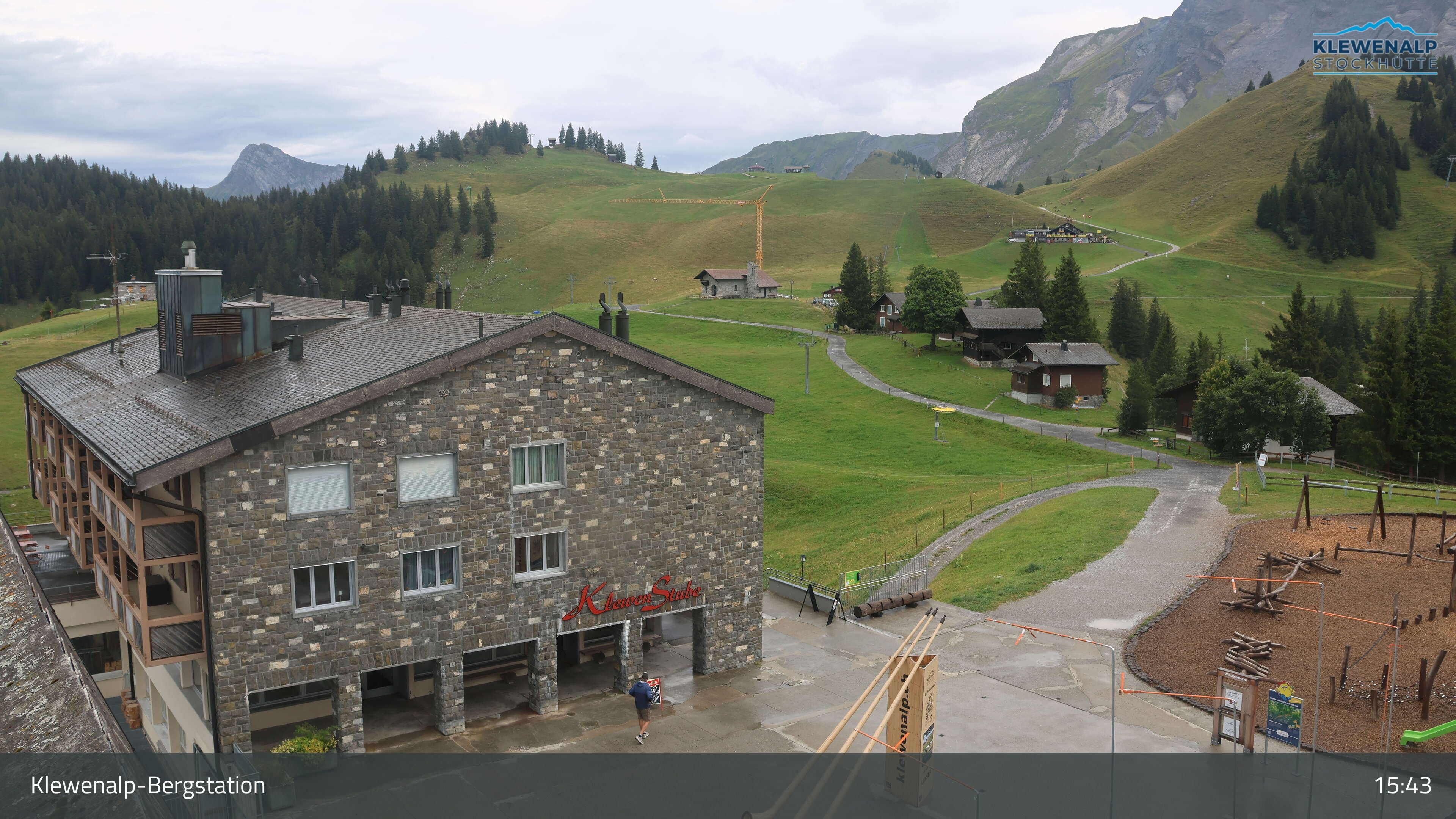 Beckenried: Klewenalp - Klewenalp-Bergstation, Blick Richtung Skigebiet Klewenalp & links Berggasthaus KlewenStube