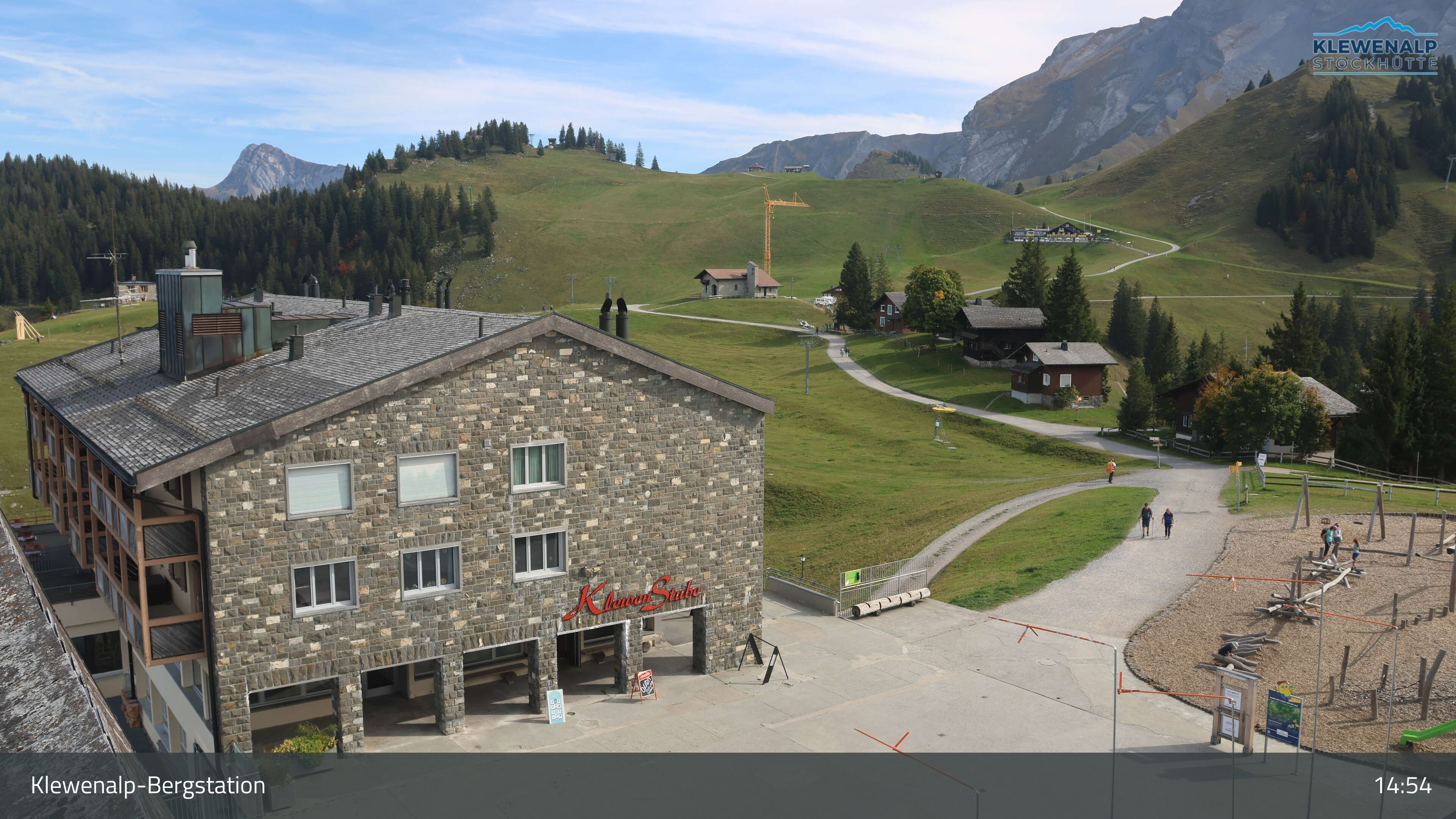 Beckenried: Klewenalp - Klewenalp-Bergstation, Blick Richtung Skigebiet Klewenalp & links Berggasthaus KlewenStube