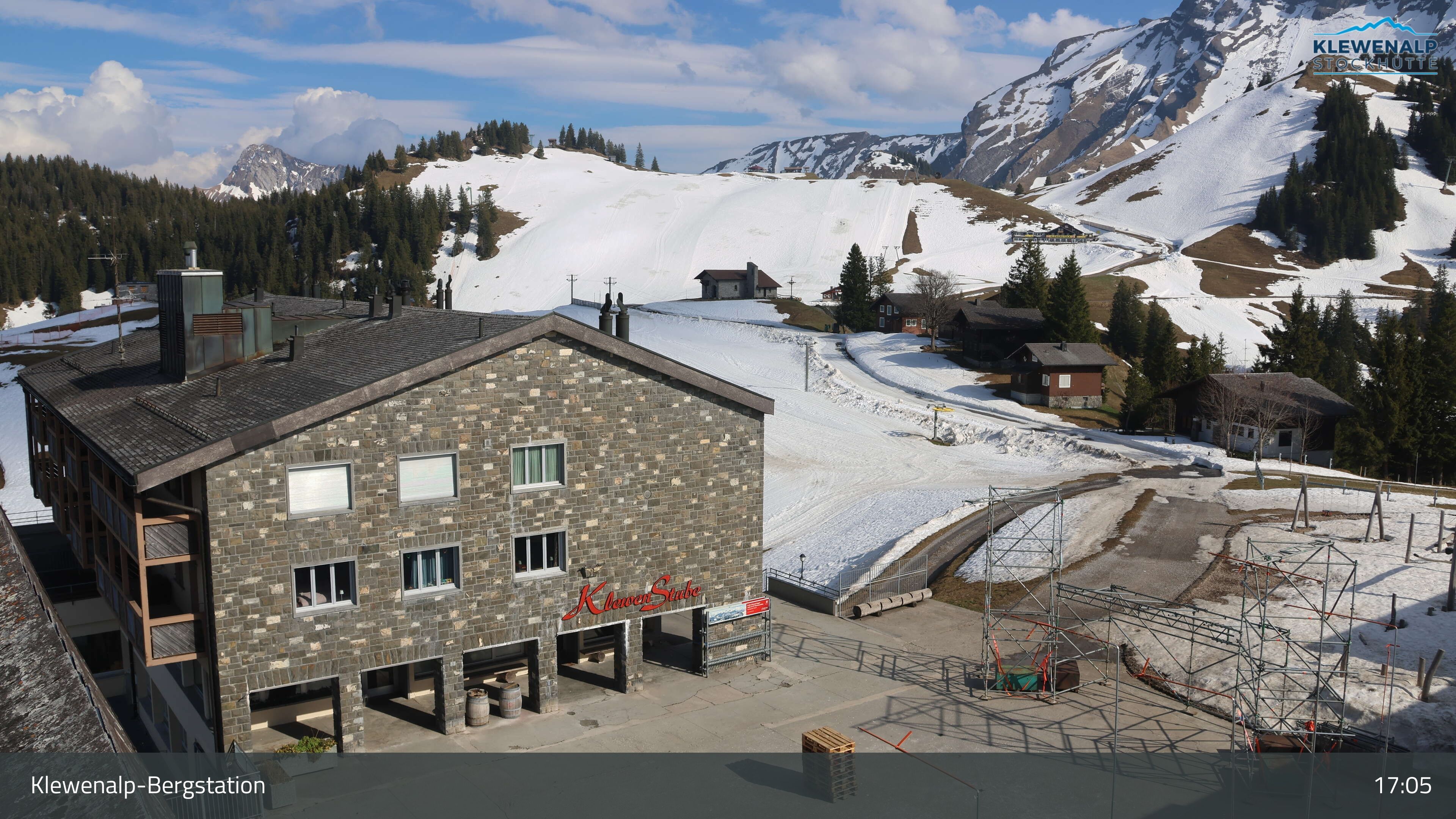 Beckenried: Klewenalp - Klewenalp-Bergstation, Blick Richtung Skigebiet Klewenalp & links Berggasthaus KlewenStube