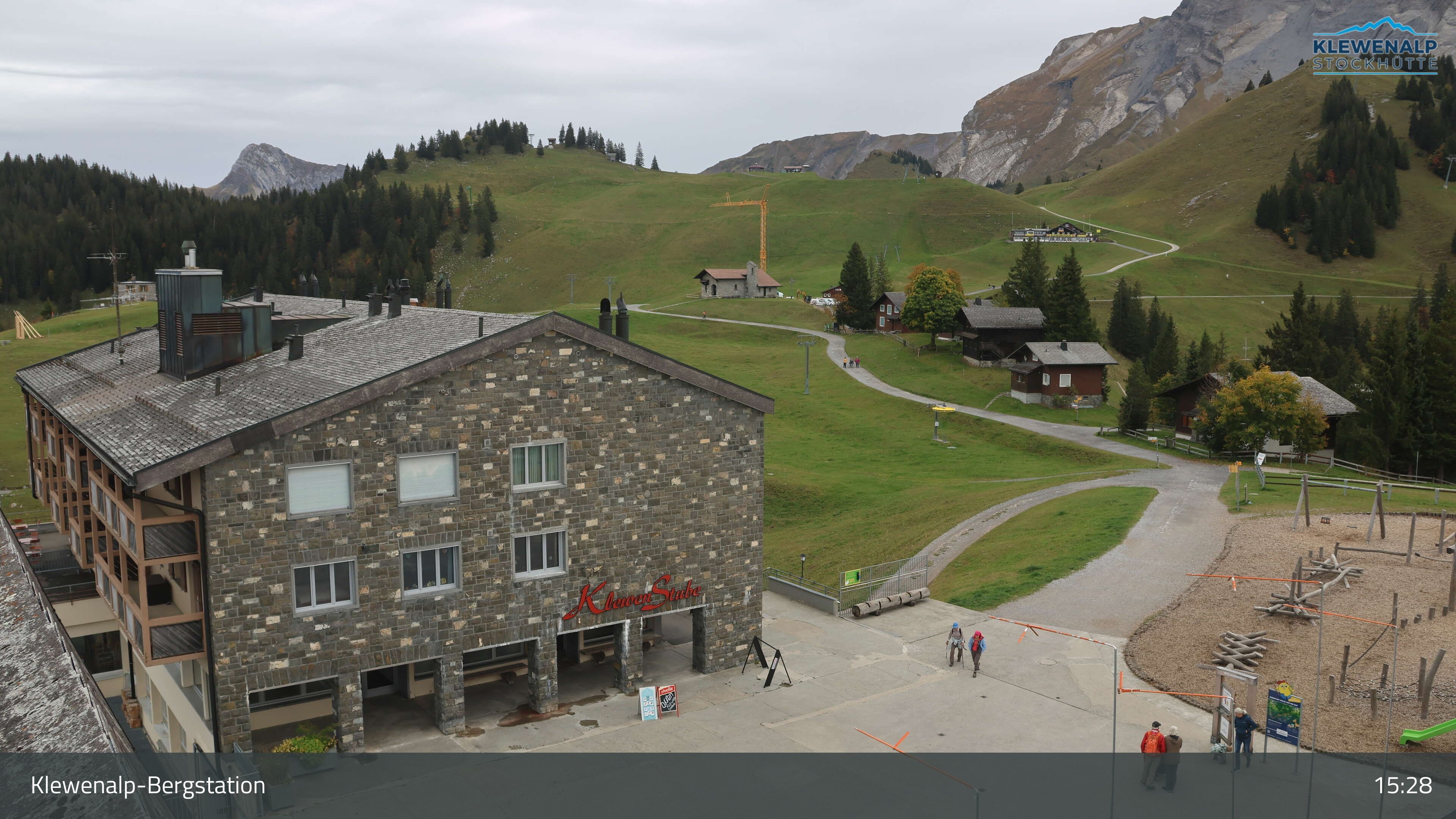 Beckenried: Klewenalp - Klewenalp-Bergstation, Blick Richtung Skigebiet Klewenalp & links Berggasthaus KlewenStube