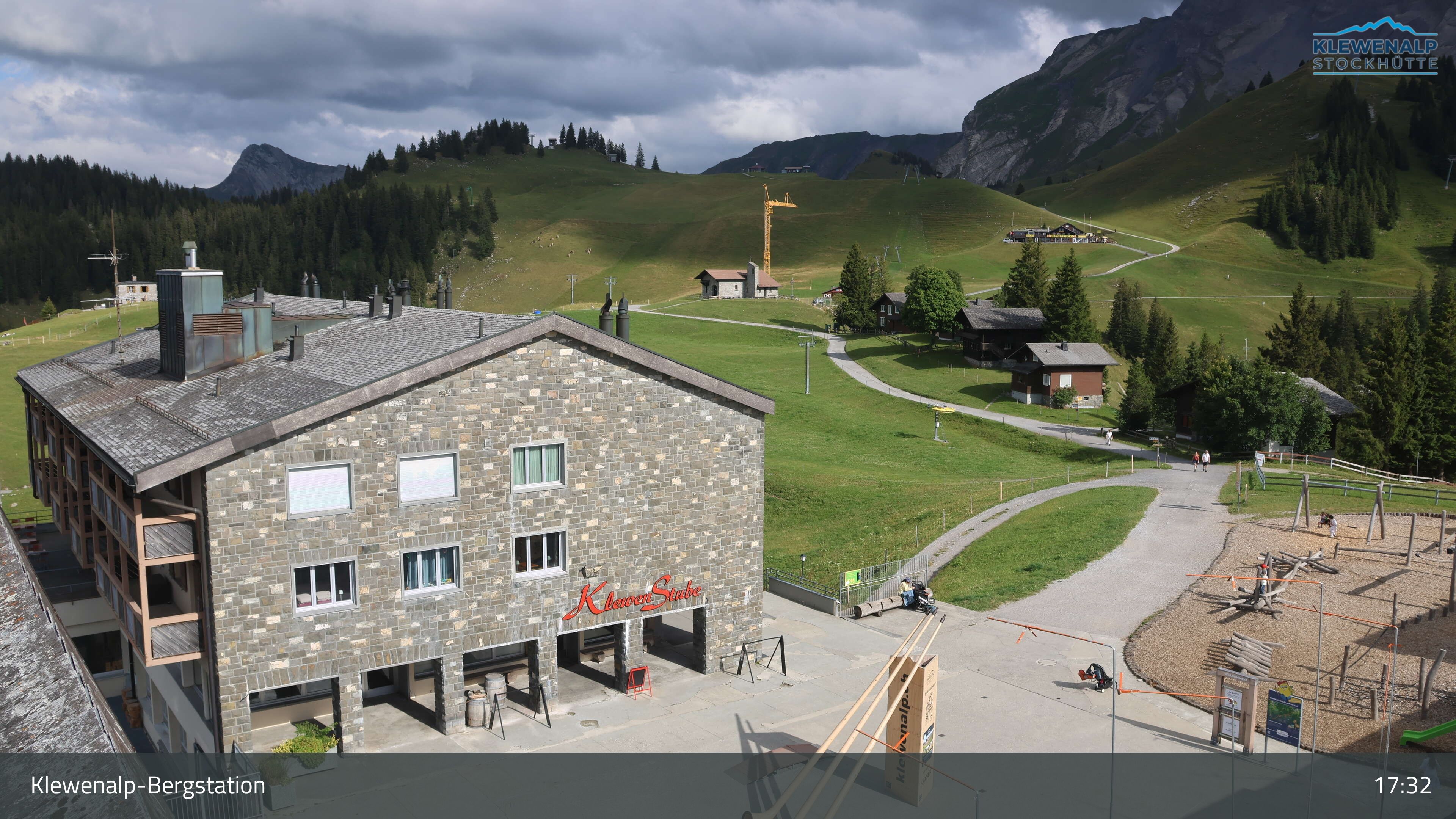 Beckenried: Klewenalp - Klewenalp-Bergstation, Blick Richtung Skigebiet Klewenalp & links Berggasthaus KlewenStube