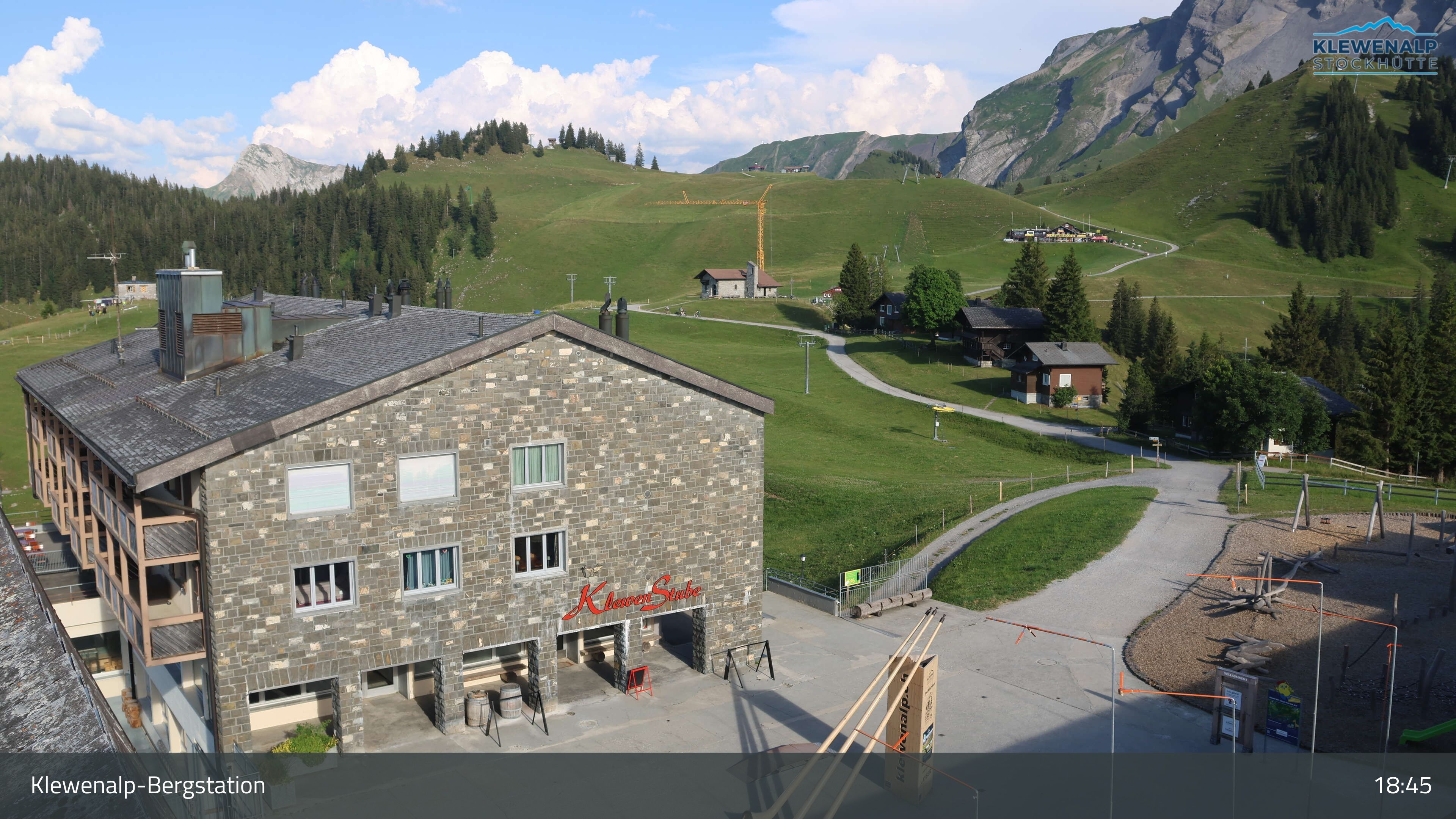 Beckenried: Klewenalp - Klewenalp-Bergstation, Blick Richtung Skigebiet Klewenalp & links Berggasthaus KlewenStube