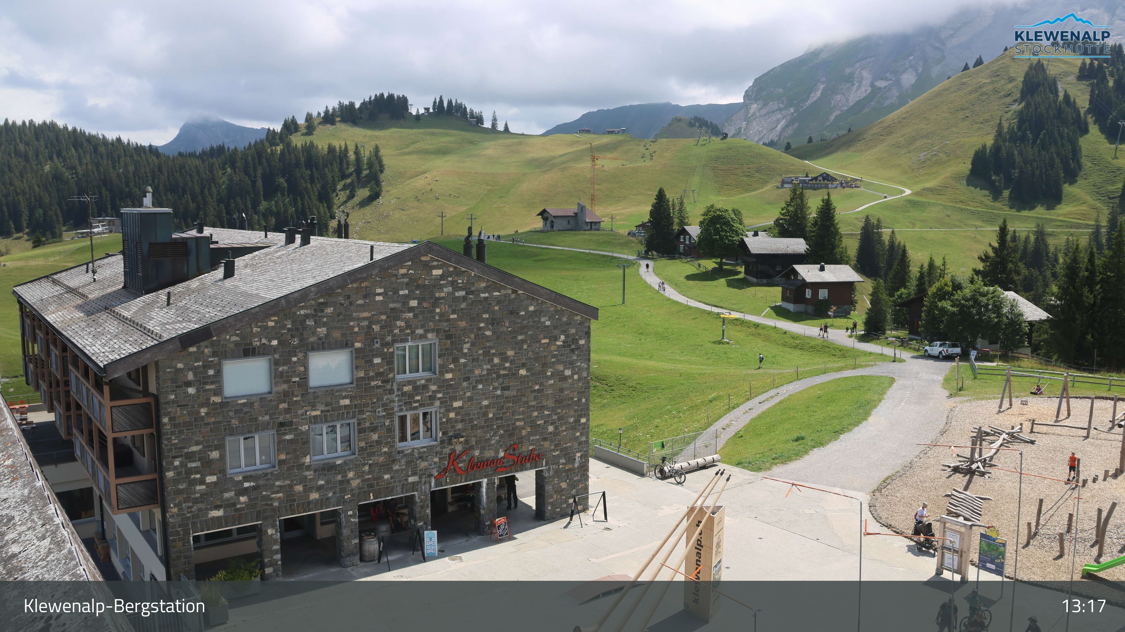 Beckenried: Klewenalp - Klewenalp-Bergstation, Blick Richtung Skigebiet Klewenalp & links Berggasthaus KlewenStube