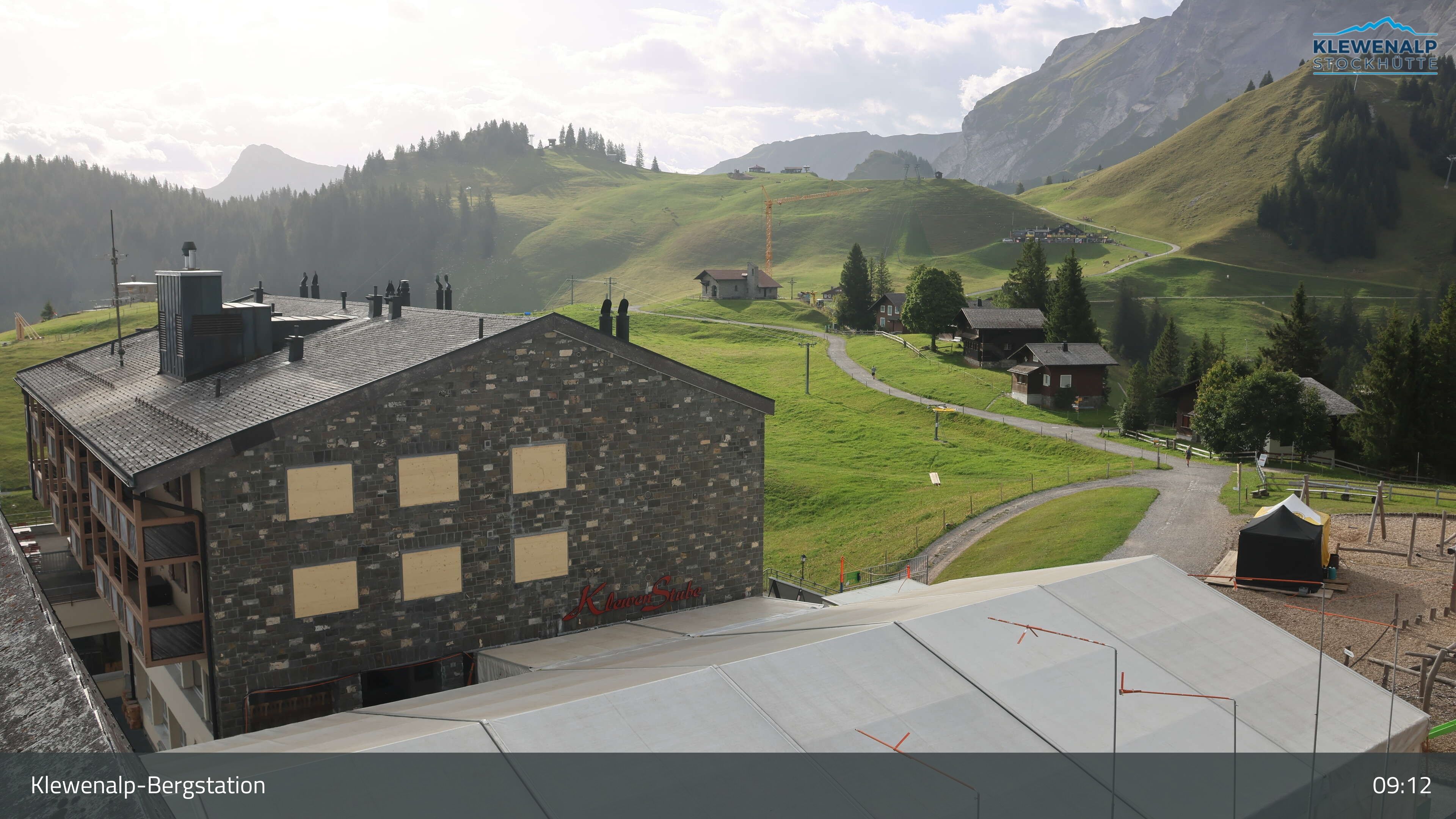 Beckenried: Klewenalp - Klewenalp-Bergstation, Blick Richtung Skigebiet Klewenalp & links Berggasthaus KlewenStube