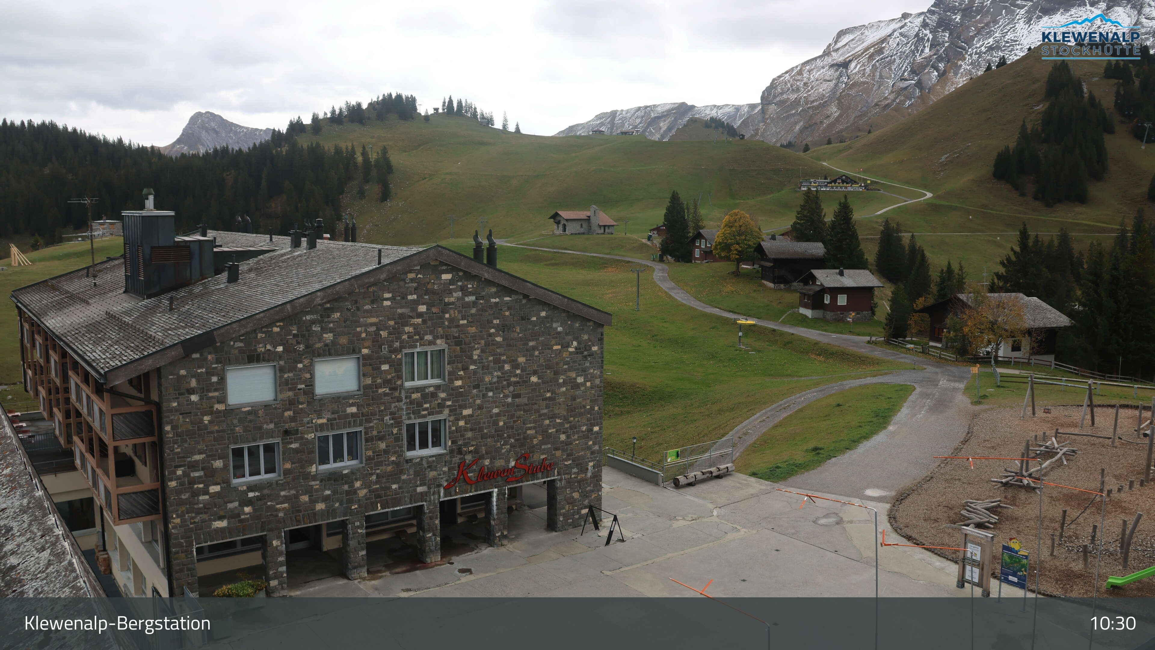Beckenried: Klewenalp - Klewenalp-Bergstation, Blick Richtung Skigebiet Klewenalp & links Berggasthaus KlewenStube