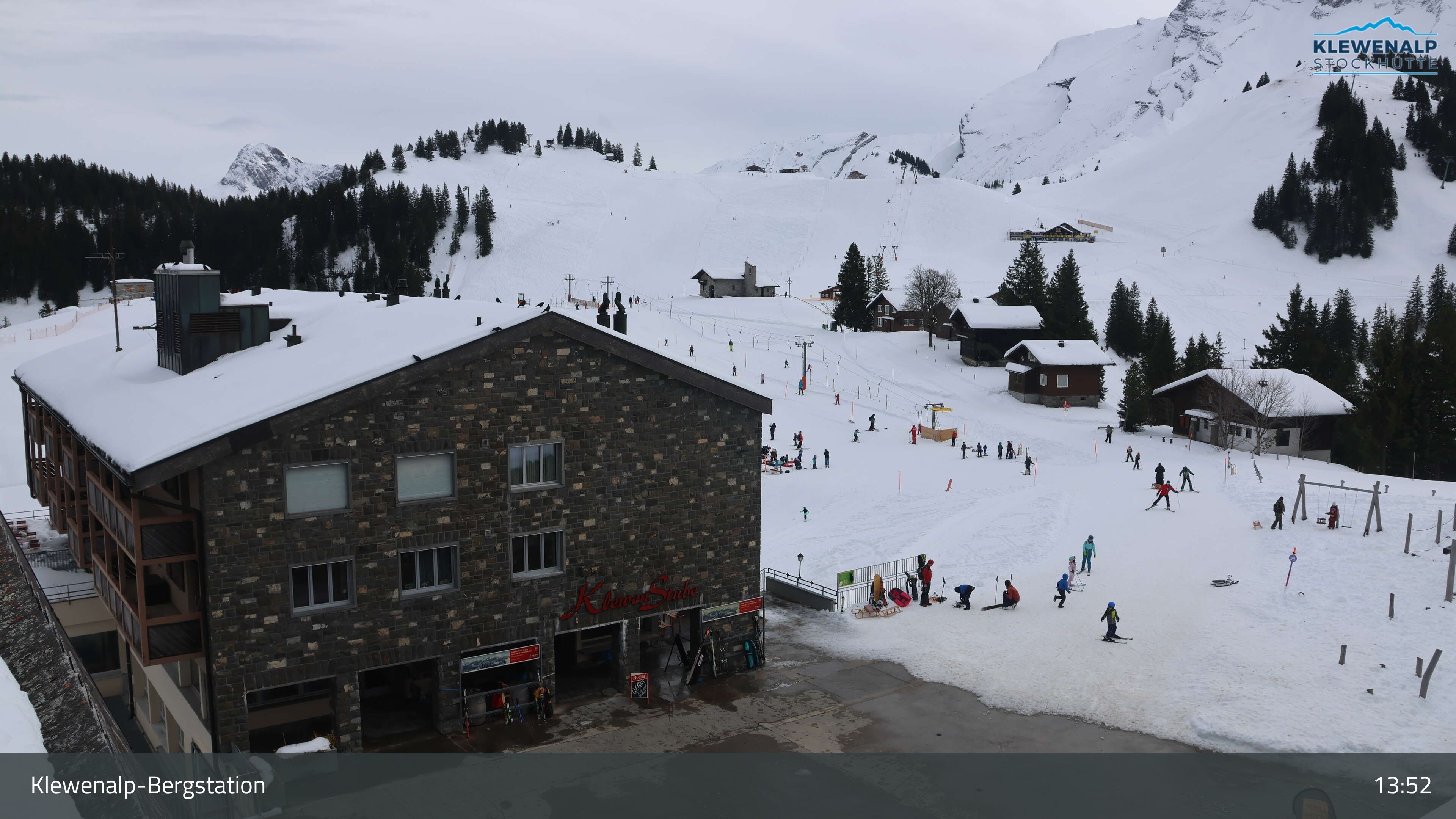 Beckenried: Klewenalp - Klewenalp-Bergstation, Blick Richtung Skigebiet Klewenalp & links Berggasthaus KlewenStube