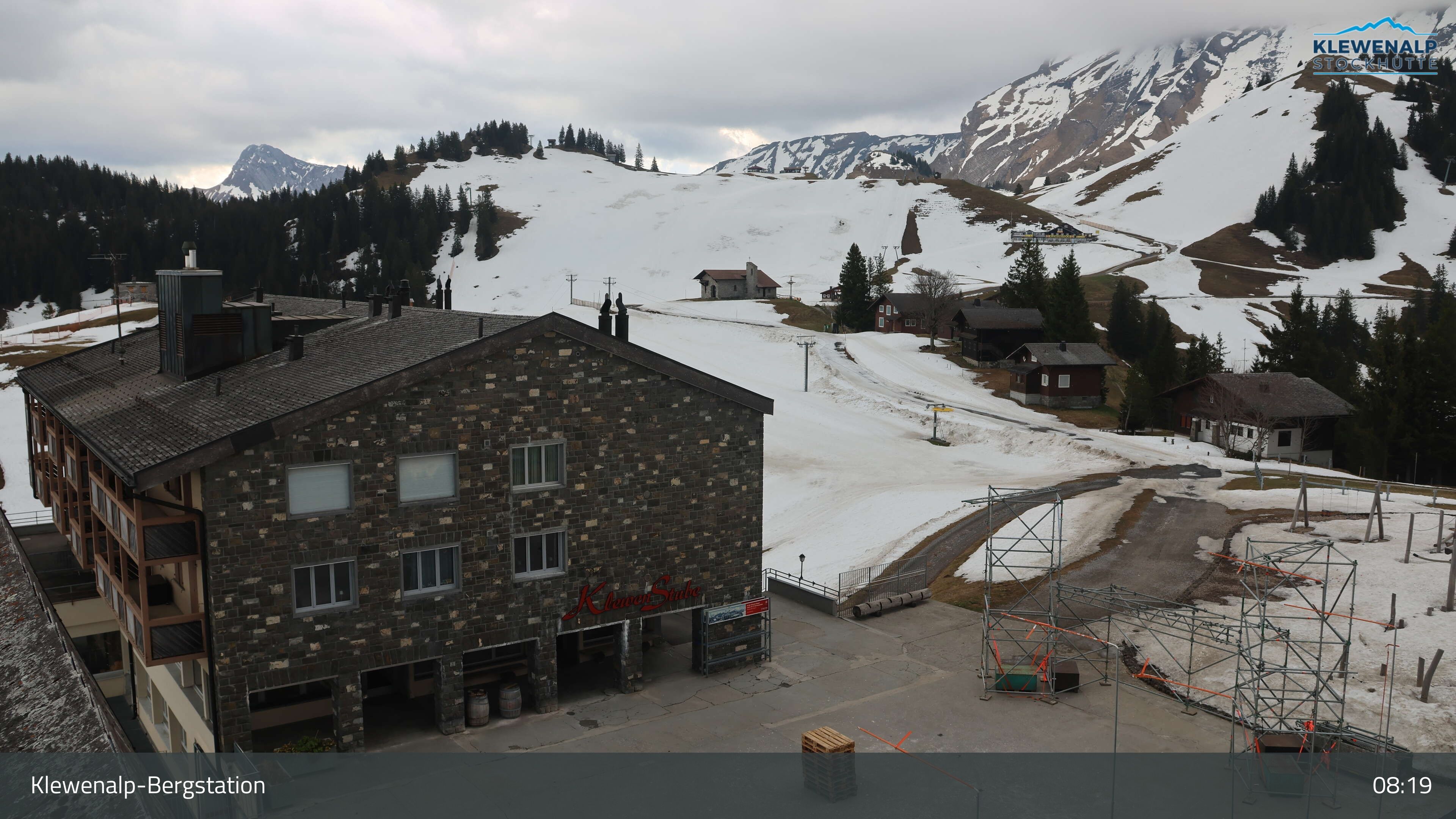 Beckenried: Klewenalp - Klewenalp-Bergstation, Blick Richtung Skigebiet Klewenalp & links Berggasthaus KlewenStube