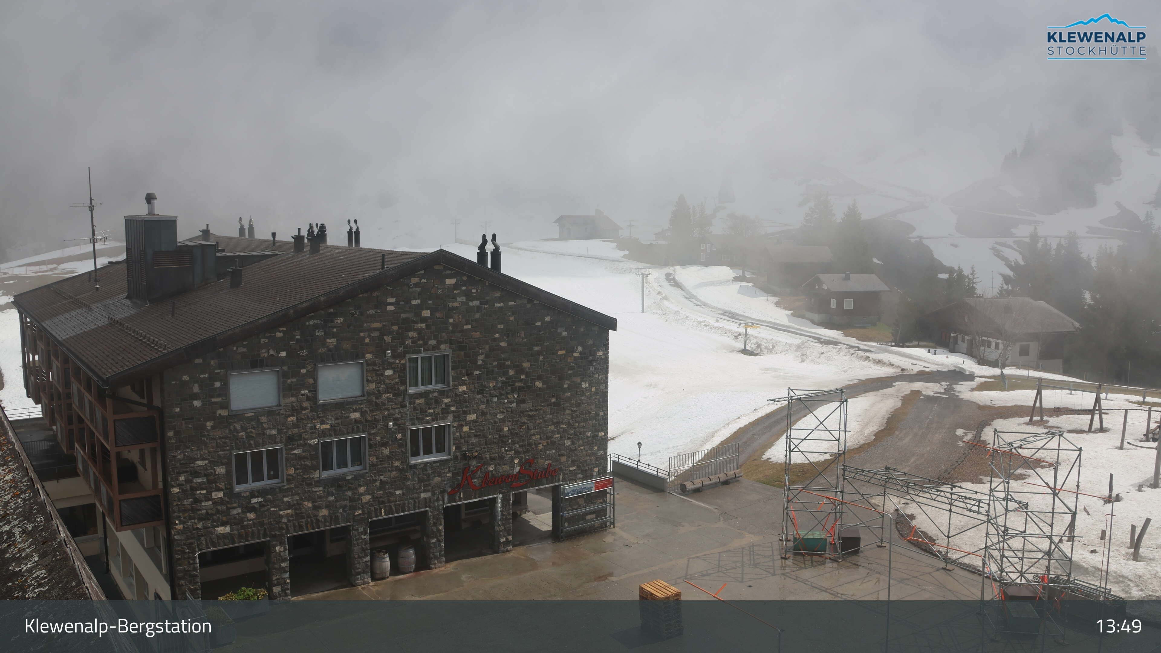 Beckenried: Klewenalp - Klewenalp-Bergstation, Blick Richtung Skigebiet Klewenalp & links Berggasthaus KlewenStube