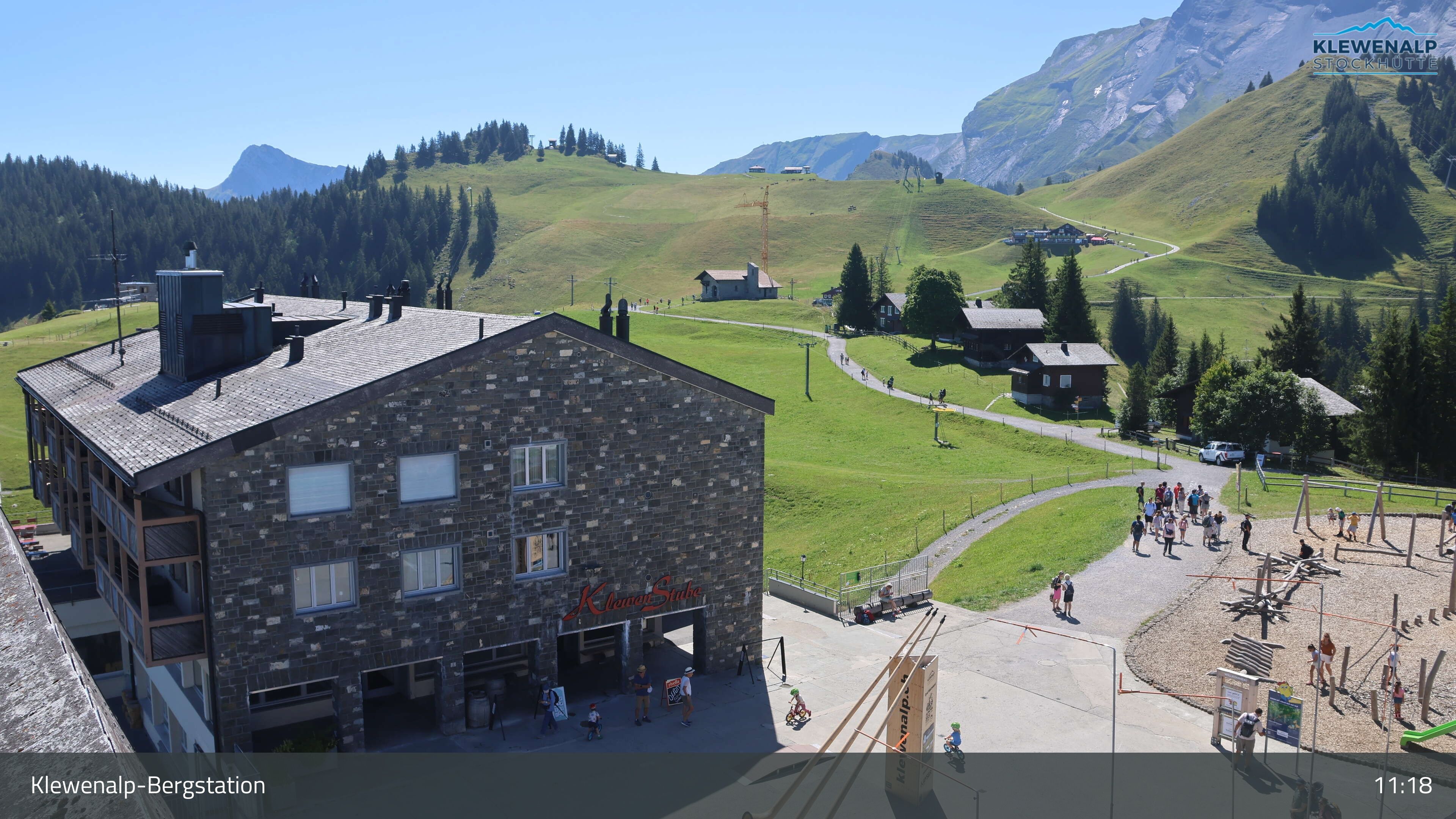 Beckenried: Klewenalp - Klewenalp-Bergstation, Blick Richtung Skigebiet Klewenalp & links Berggasthaus KlewenStube