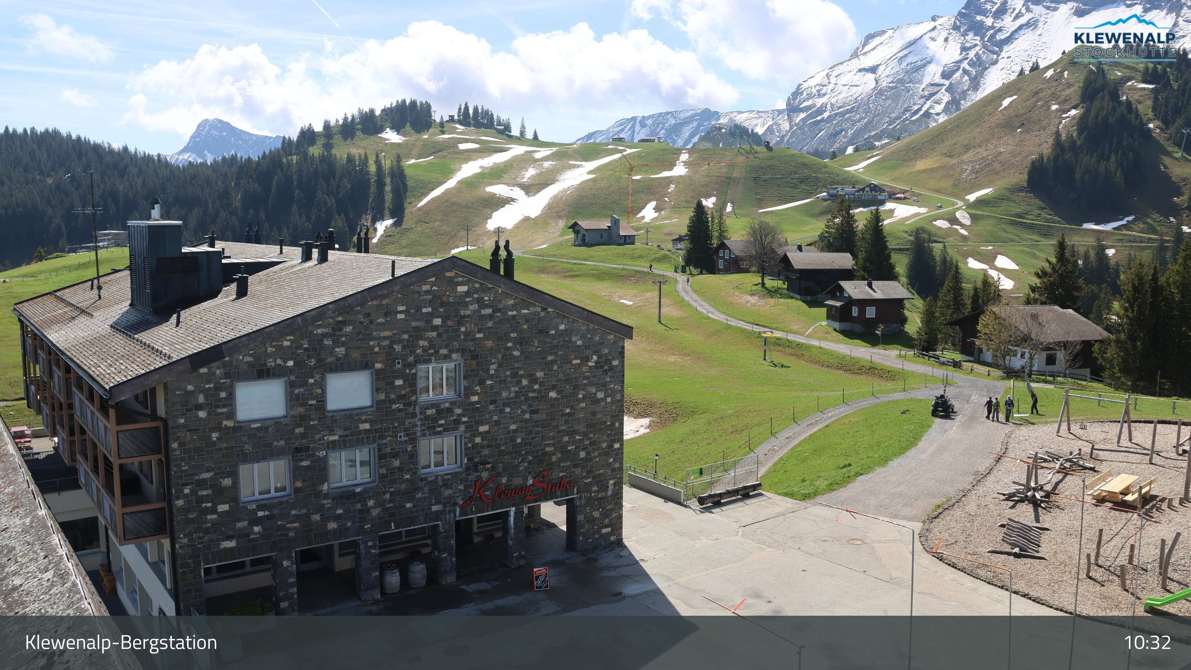 Beckenried: Klewenalp - Klewenalp-Bergstation, Blick Richtung Skigebiet Klewenalp & links Berggasthaus KlewenStube