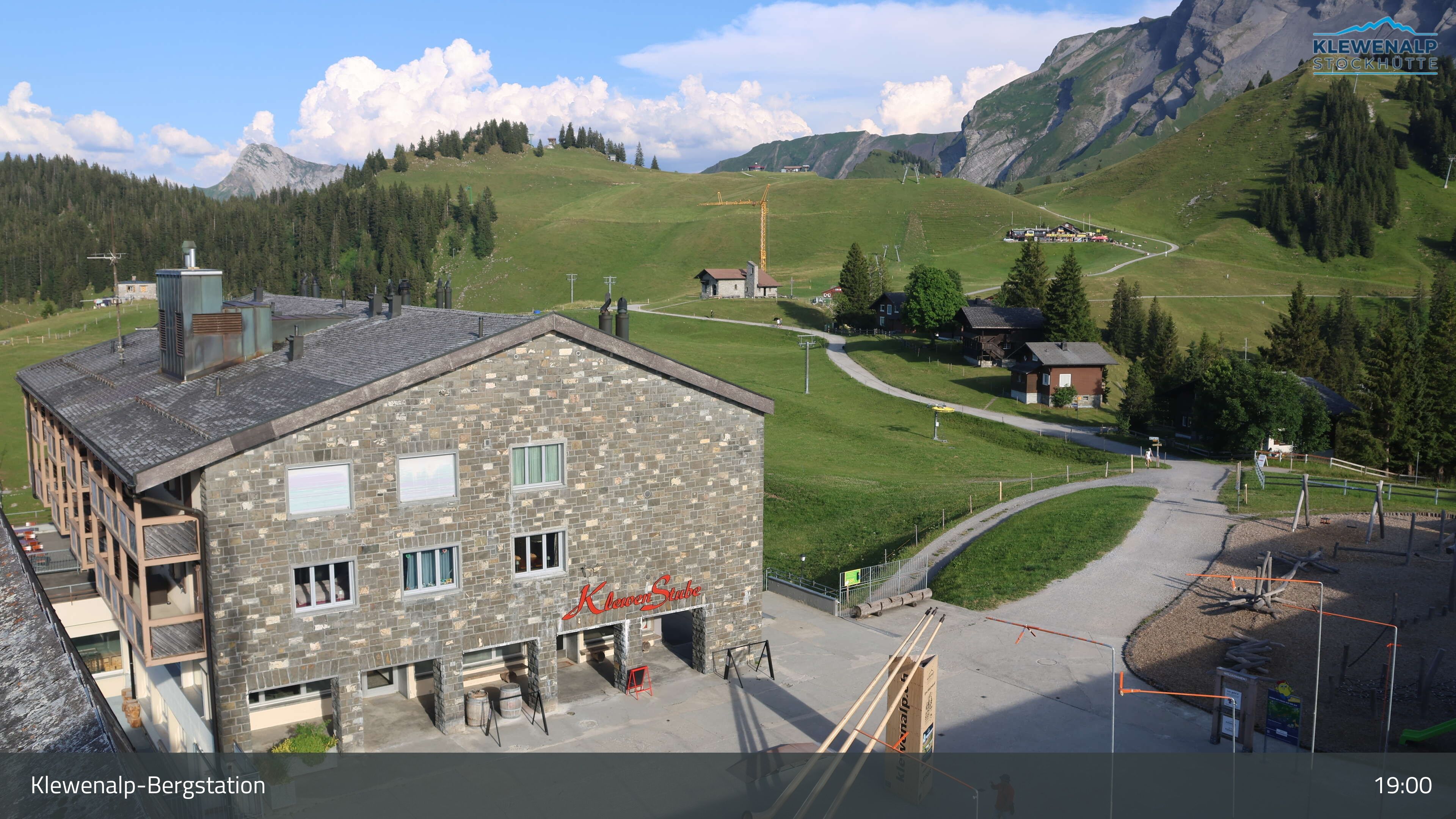 Beckenried: Klewenalp - Klewenalp-Bergstation, Blick Richtung Skigebiet Klewenalp & links Berggasthaus KlewenStube