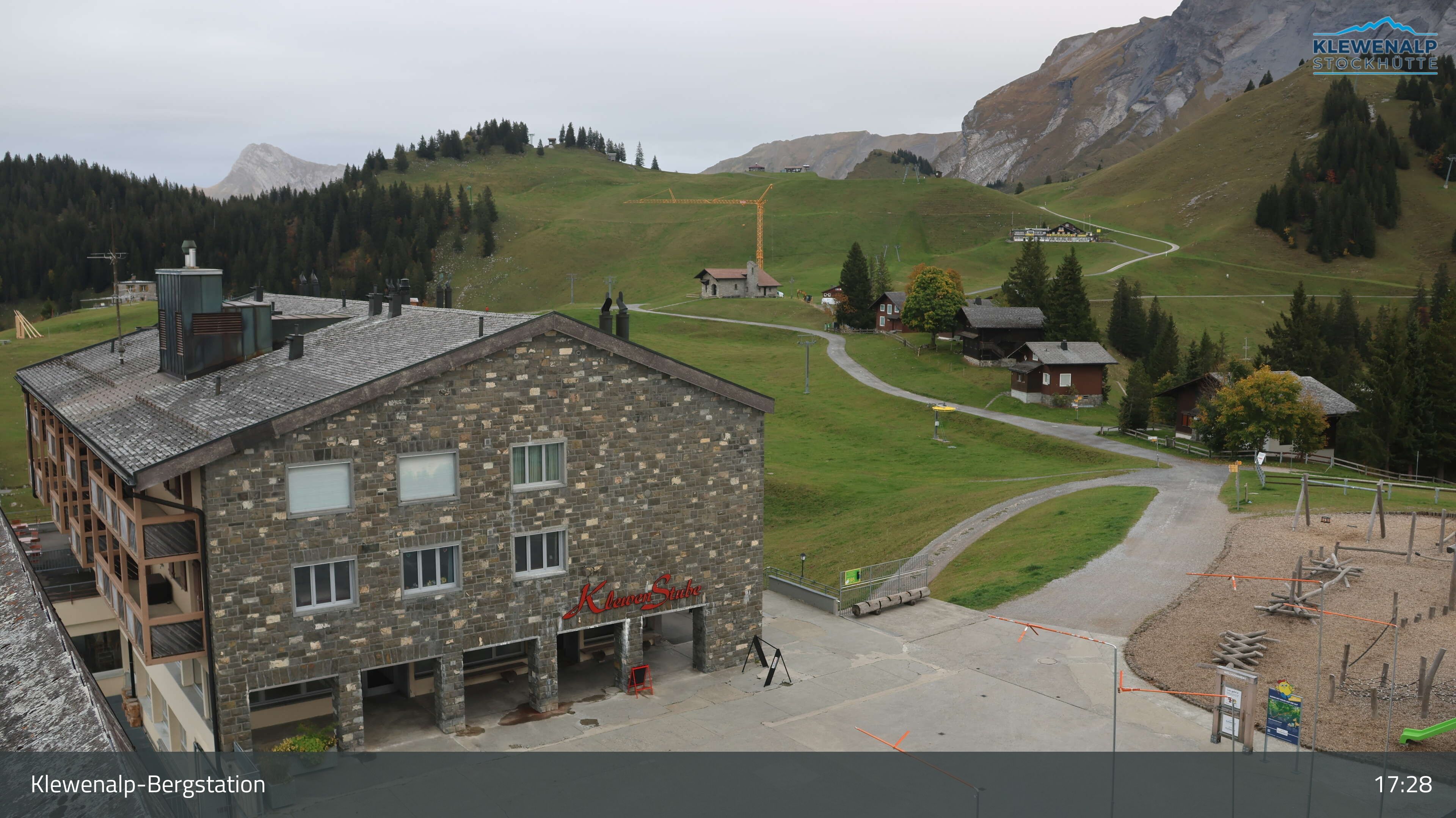 Beckenried: Klewenalp - Klewenalp-Bergstation, Blick Richtung Skigebiet Klewenalp & links Berggasthaus KlewenStube