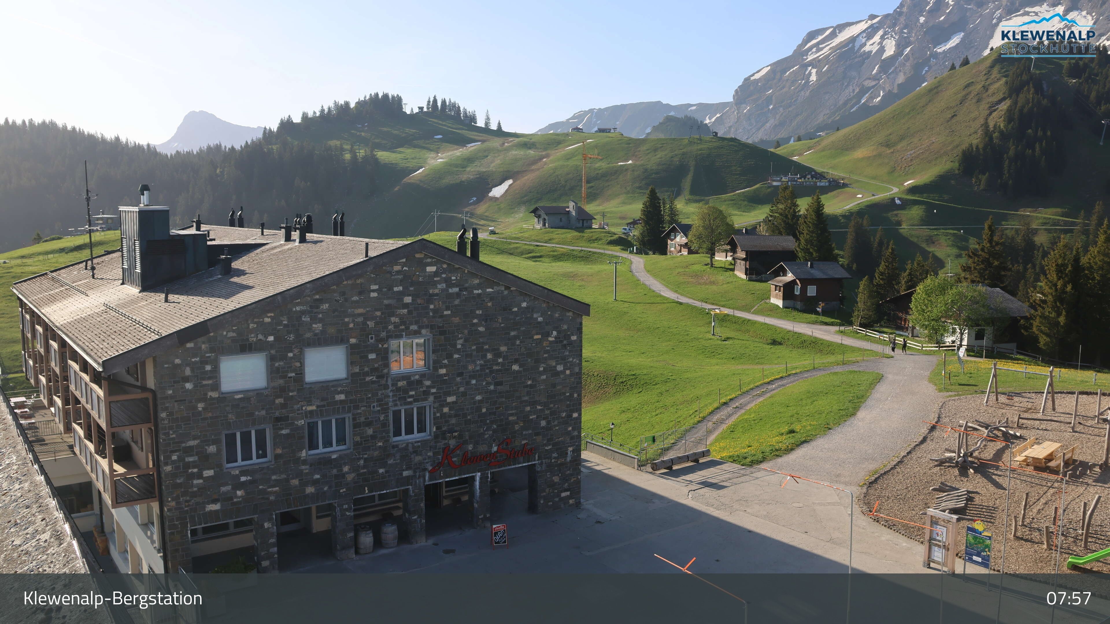 Beckenried: Klewenalp - Klewenalp-Bergstation, Blick Richtung Skigebiet Klewenalp & links Berggasthaus KlewenStube