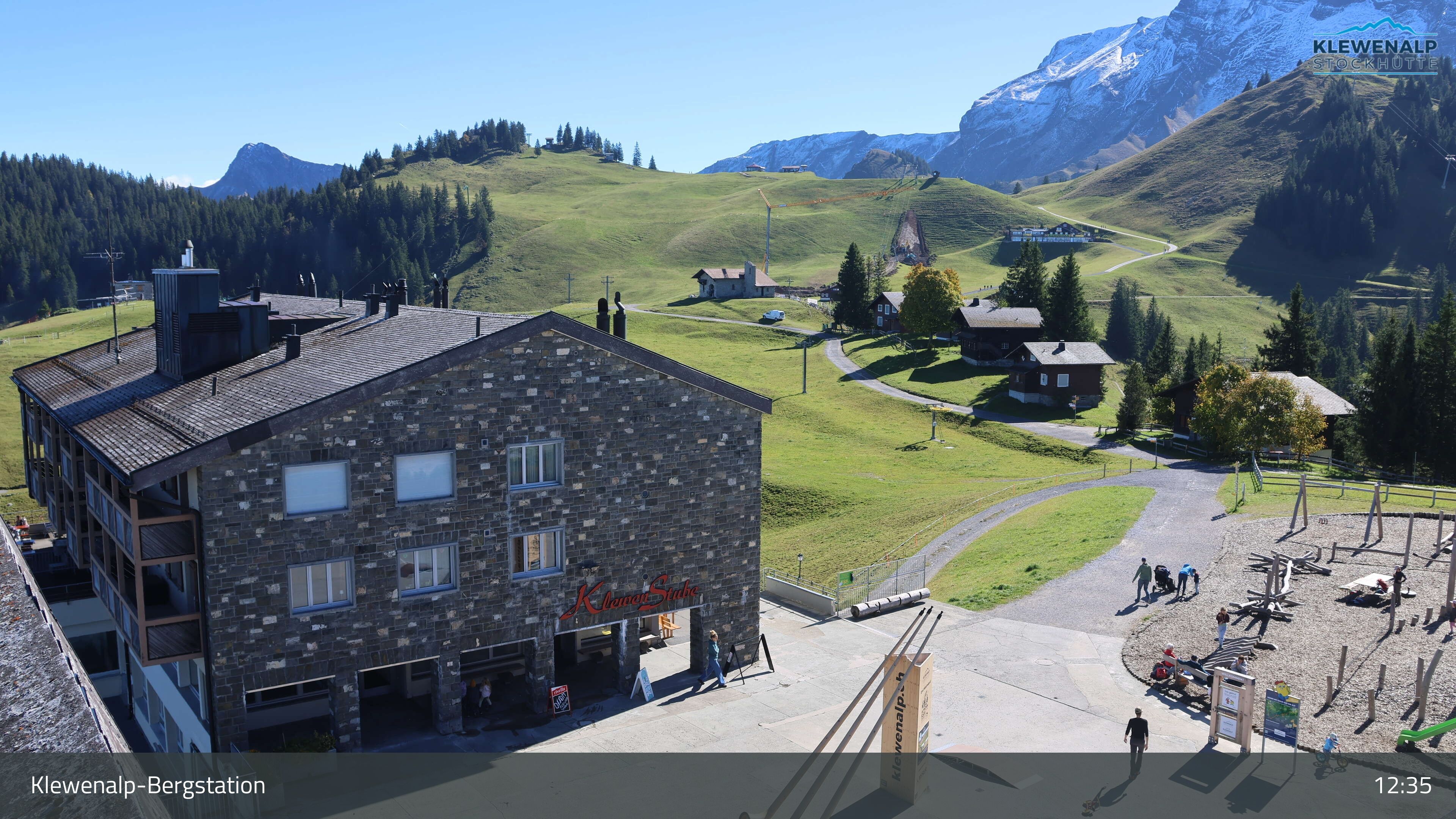 Beckenried: Klewenalp - Klewenalp-Bergstation, Blick Richtung Skigebiet Klewenalp & links Berggasthaus KlewenStube