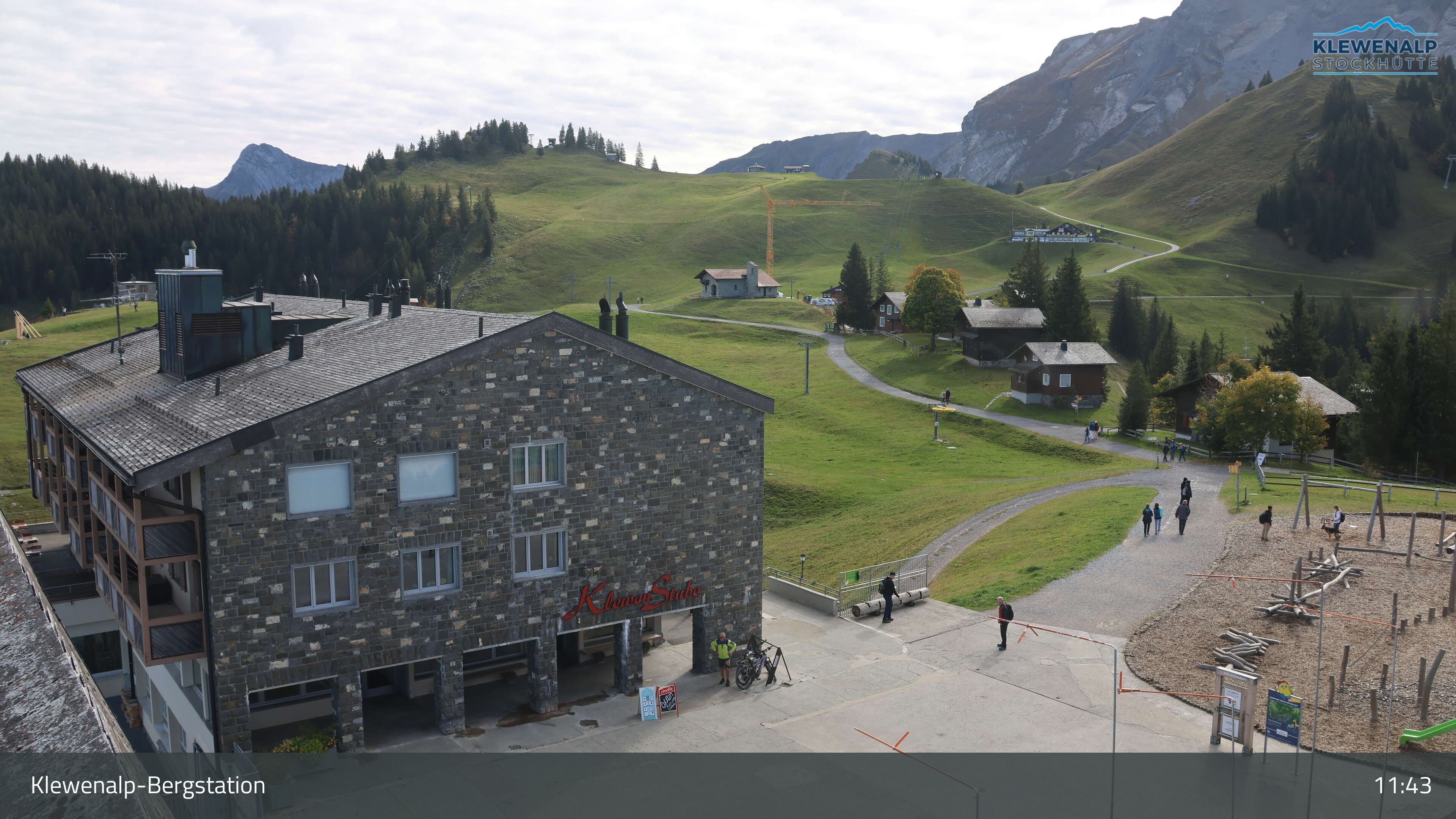 Beckenried: Klewenalp - Klewenalp-Bergstation, Blick Richtung Skigebiet Klewenalp & links Berggasthaus KlewenStube