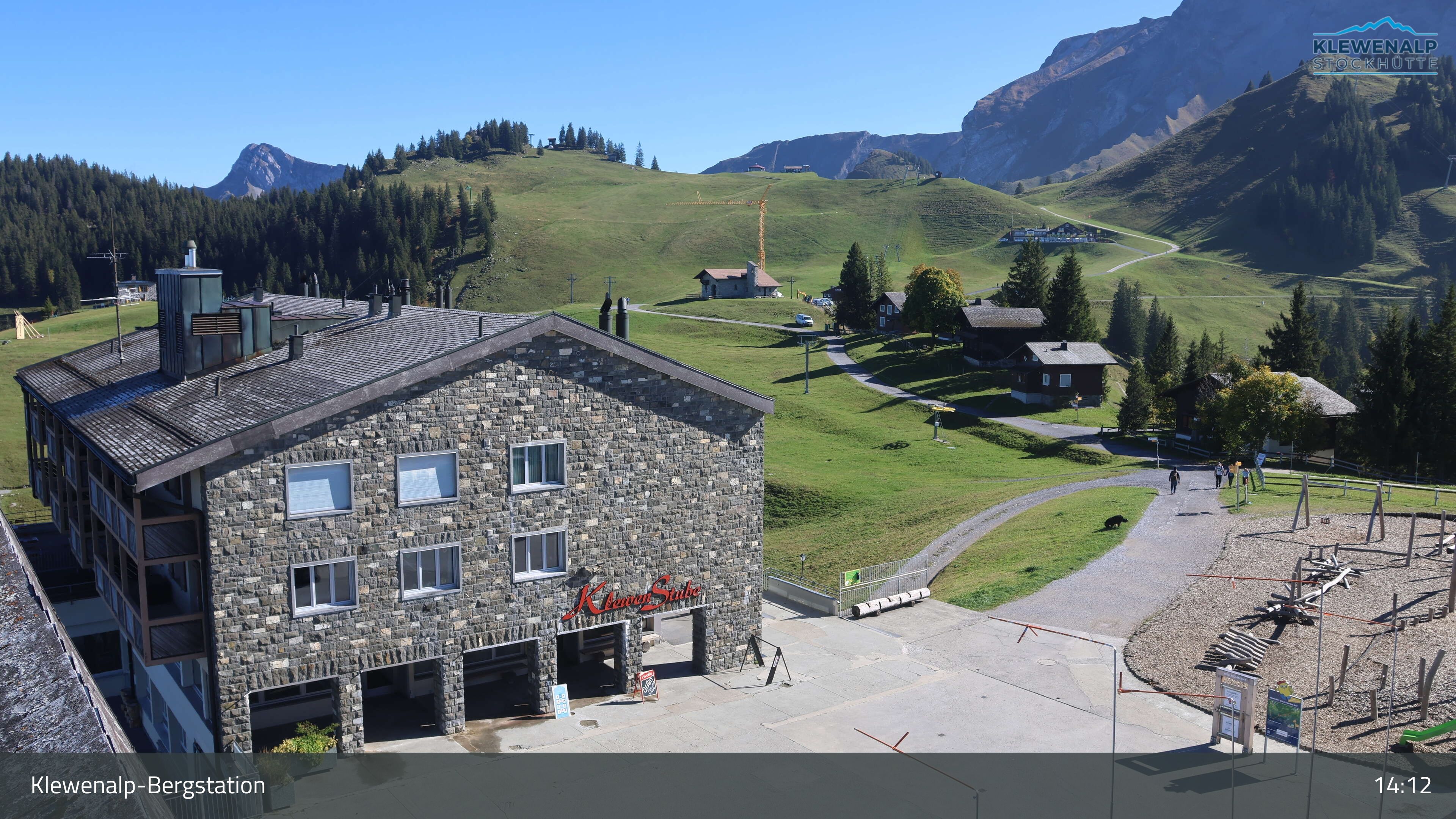 Beckenried: Klewenalp - Klewenalp-Bergstation, Blick Richtung Skigebiet Klewenalp & links Berggasthaus KlewenStube