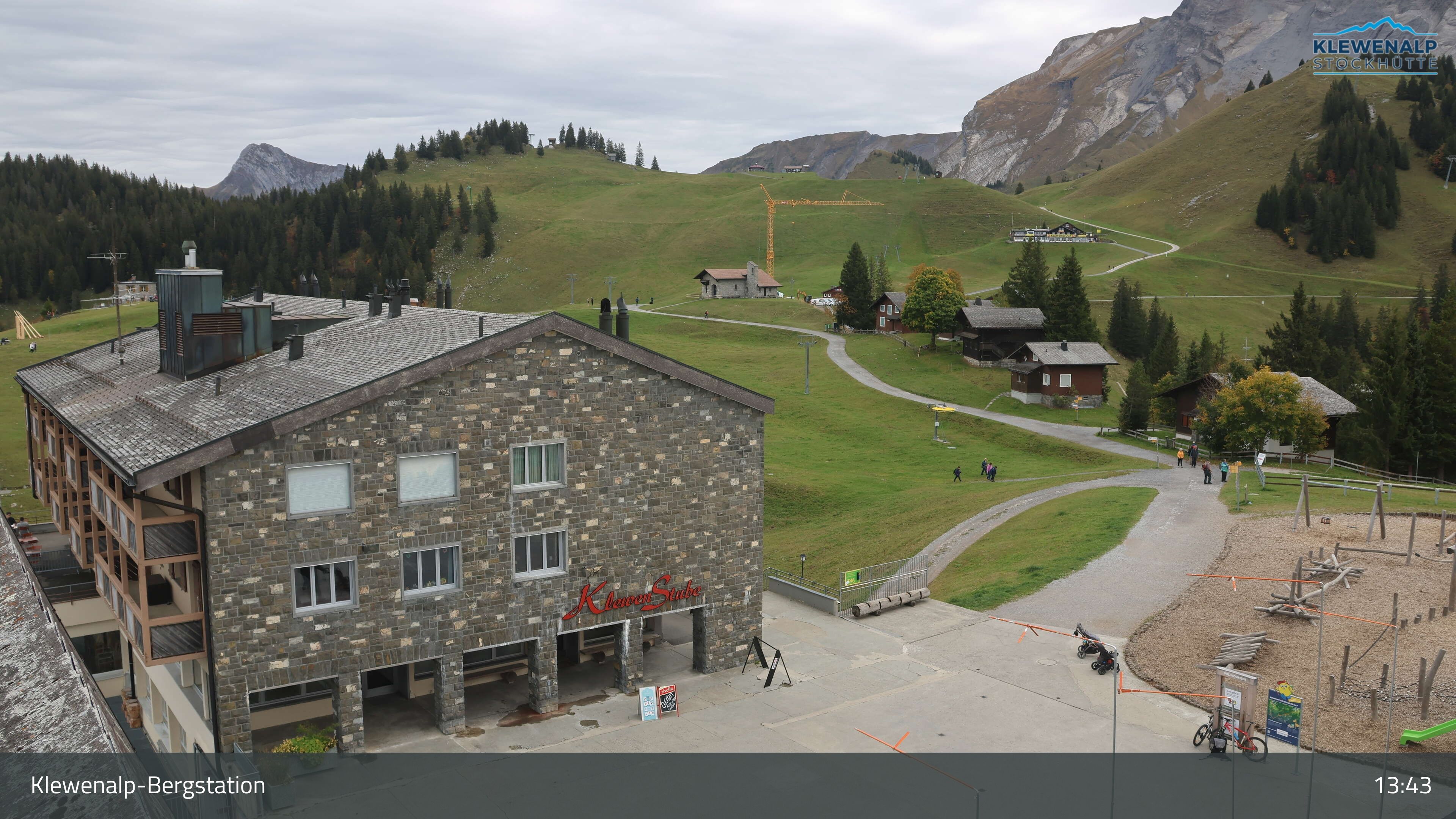 Beckenried: Klewenalp - Klewenalp-Bergstation, Blick Richtung Skigebiet Klewenalp & links Berggasthaus KlewenStube