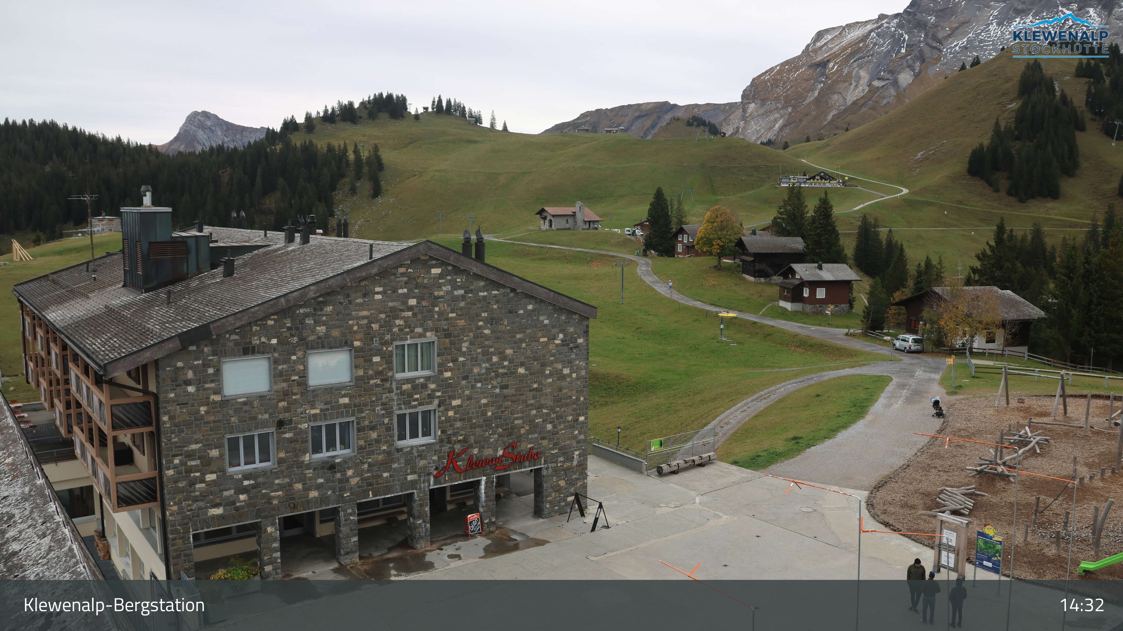 Beckenried: Klewenalp - Klewenalp-Bergstation, Blick Richtung Skigebiet Klewenalp & links Berggasthaus KlewenStube