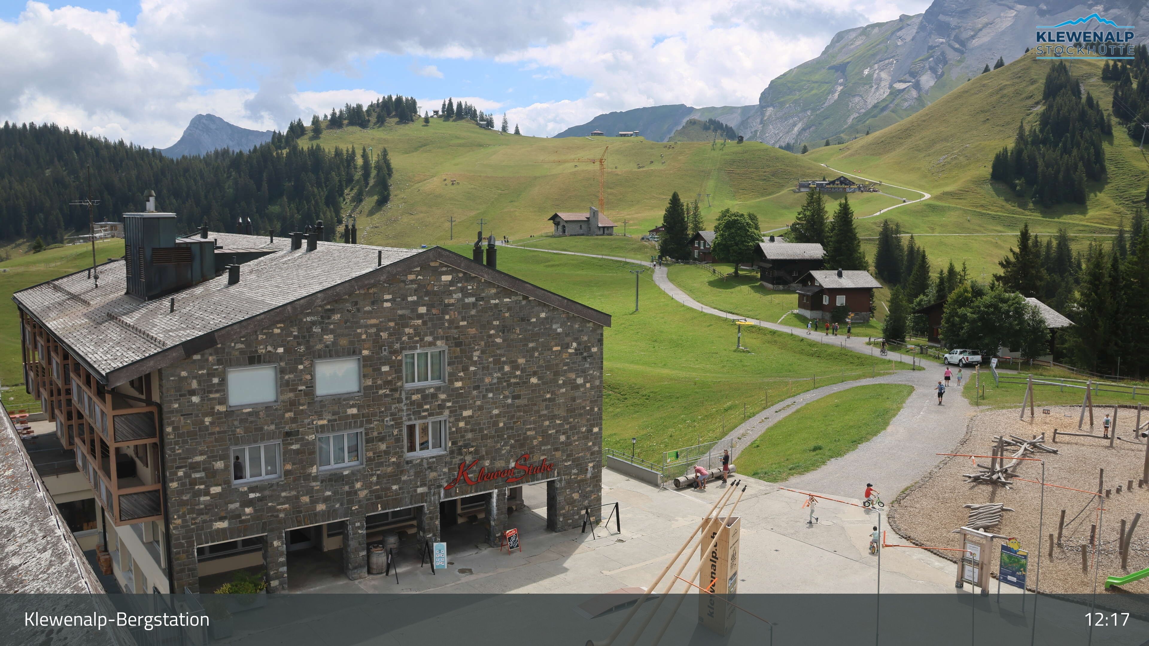 Beckenried: Klewenalp - Klewenalp-Bergstation, Blick Richtung Skigebiet Klewenalp & links Berggasthaus KlewenStube