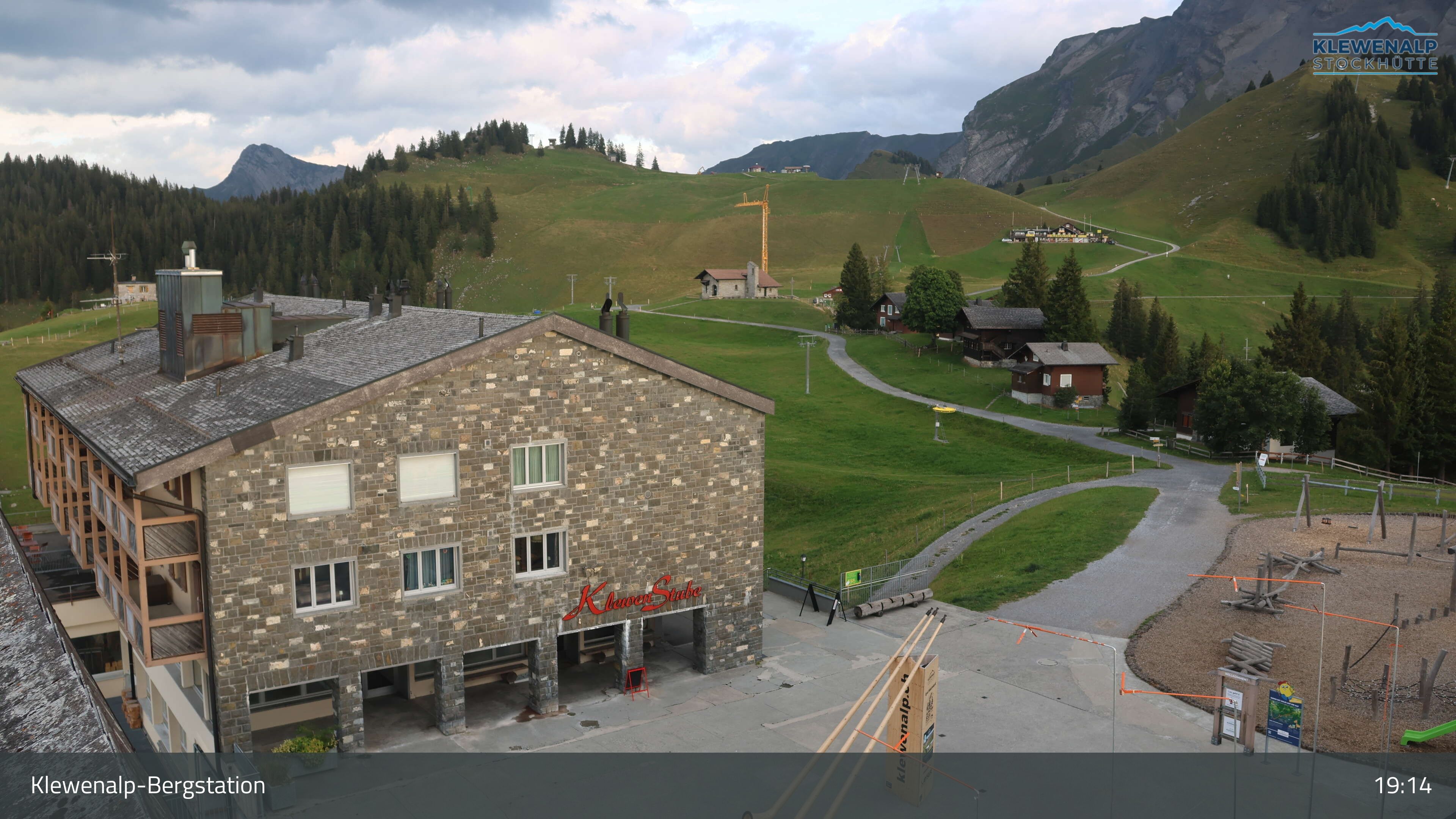 Beckenried: Klewenalp - Klewenalp-Bergstation, Blick Richtung Skigebiet Klewenalp & links Berggasthaus KlewenStube