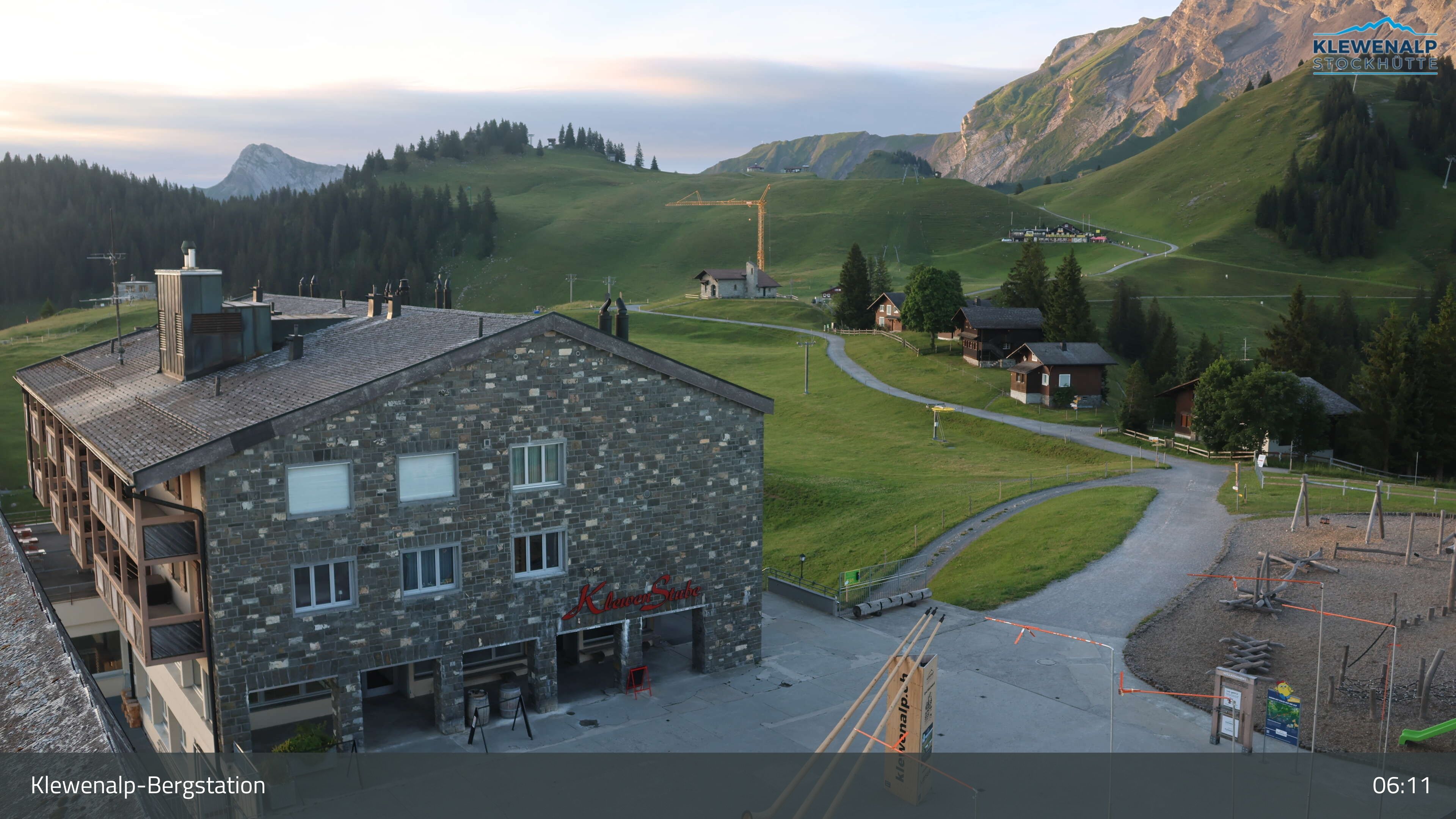 Beckenried: Klewenalp - Klewenalp-Bergstation, Blick Richtung Skigebiet Klewenalp & links Berggasthaus KlewenStube
