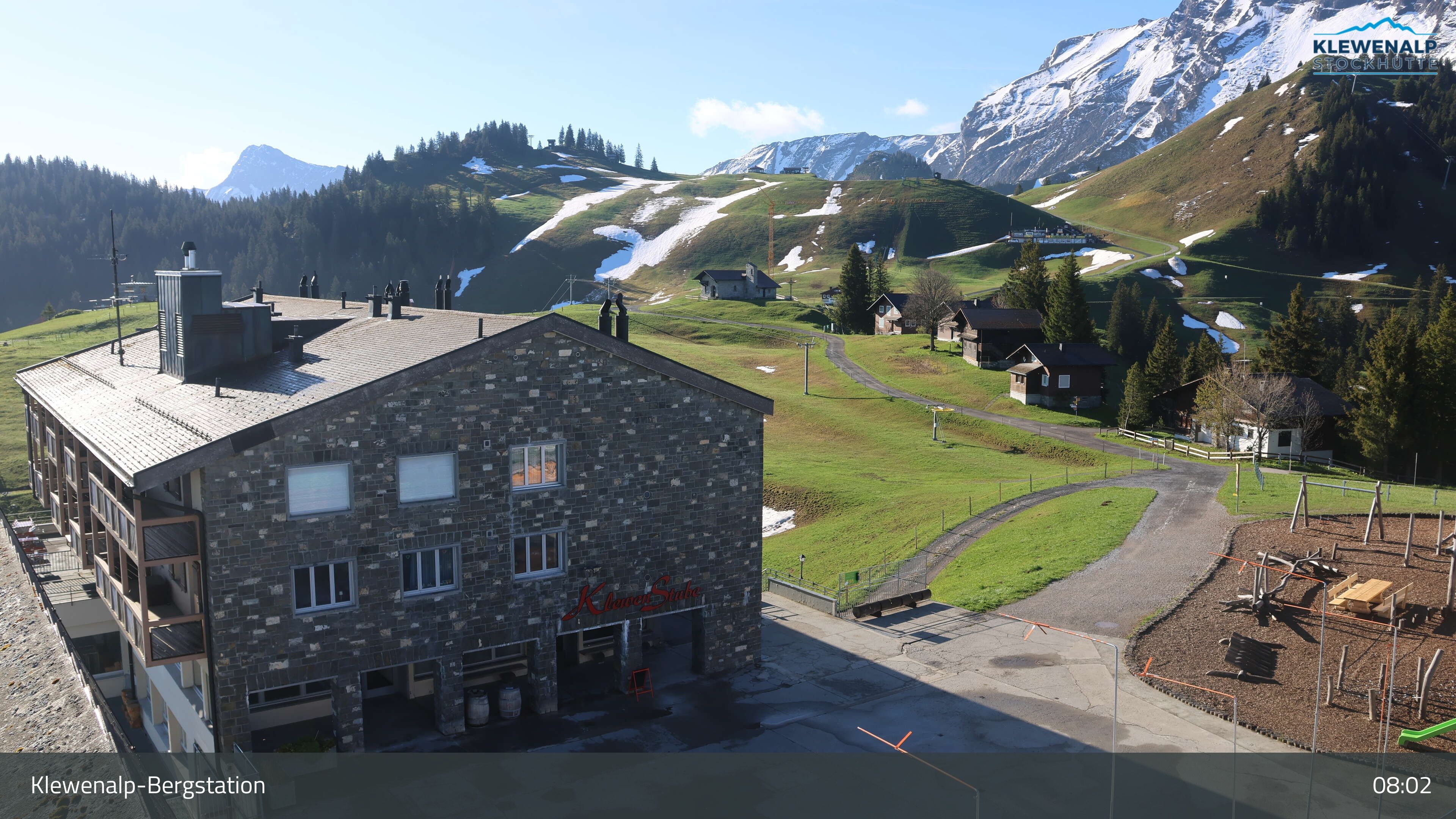 Beckenried: Klewenalp - Klewenalp-Bergstation, Blick Richtung Skigebiet Klewenalp & links Berggasthaus KlewenStube