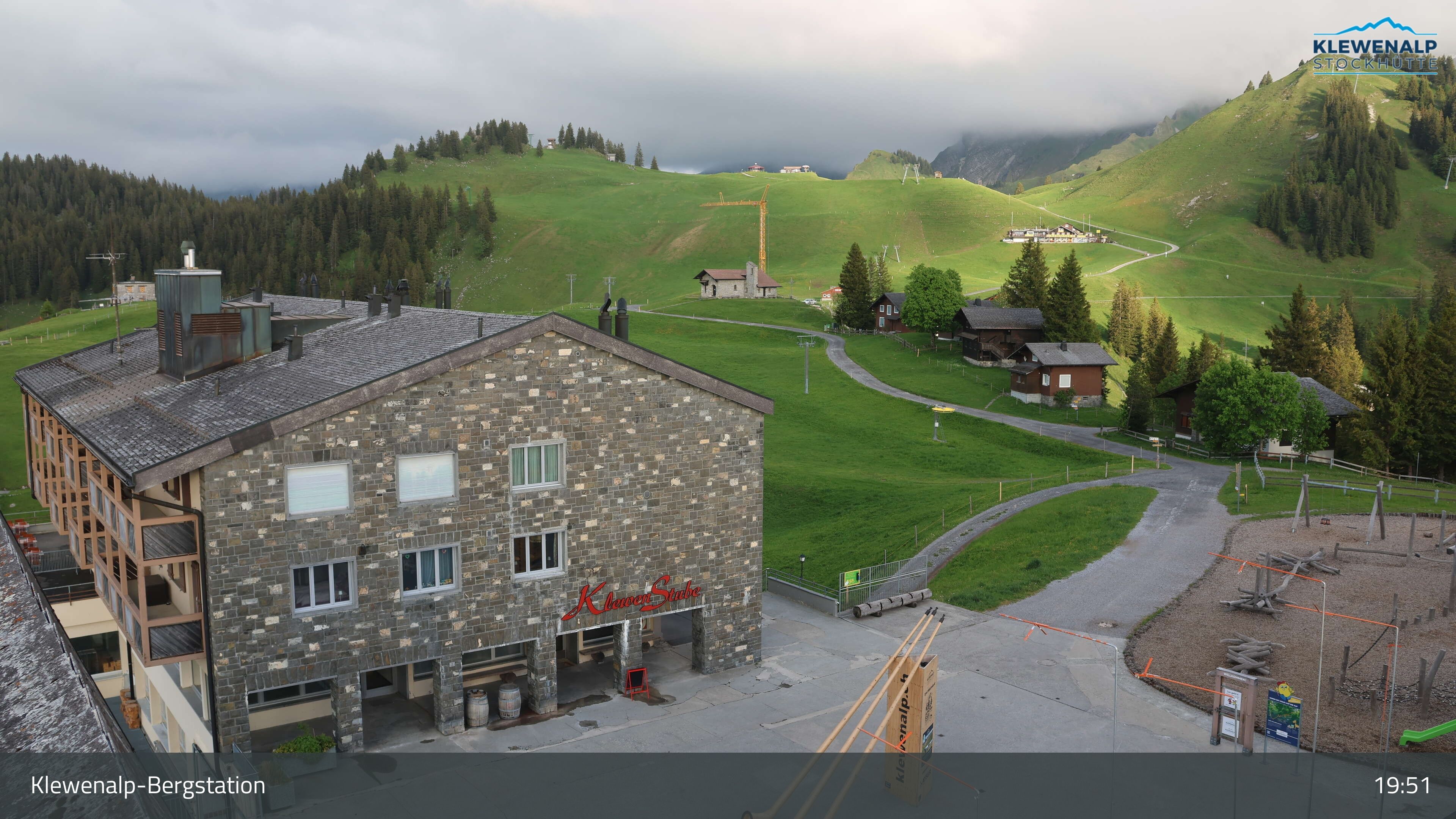Beckenried: Klewenalp - Klewenalp-Bergstation, Blick Richtung Skigebiet Klewenalp & links Berggasthaus KlewenStube