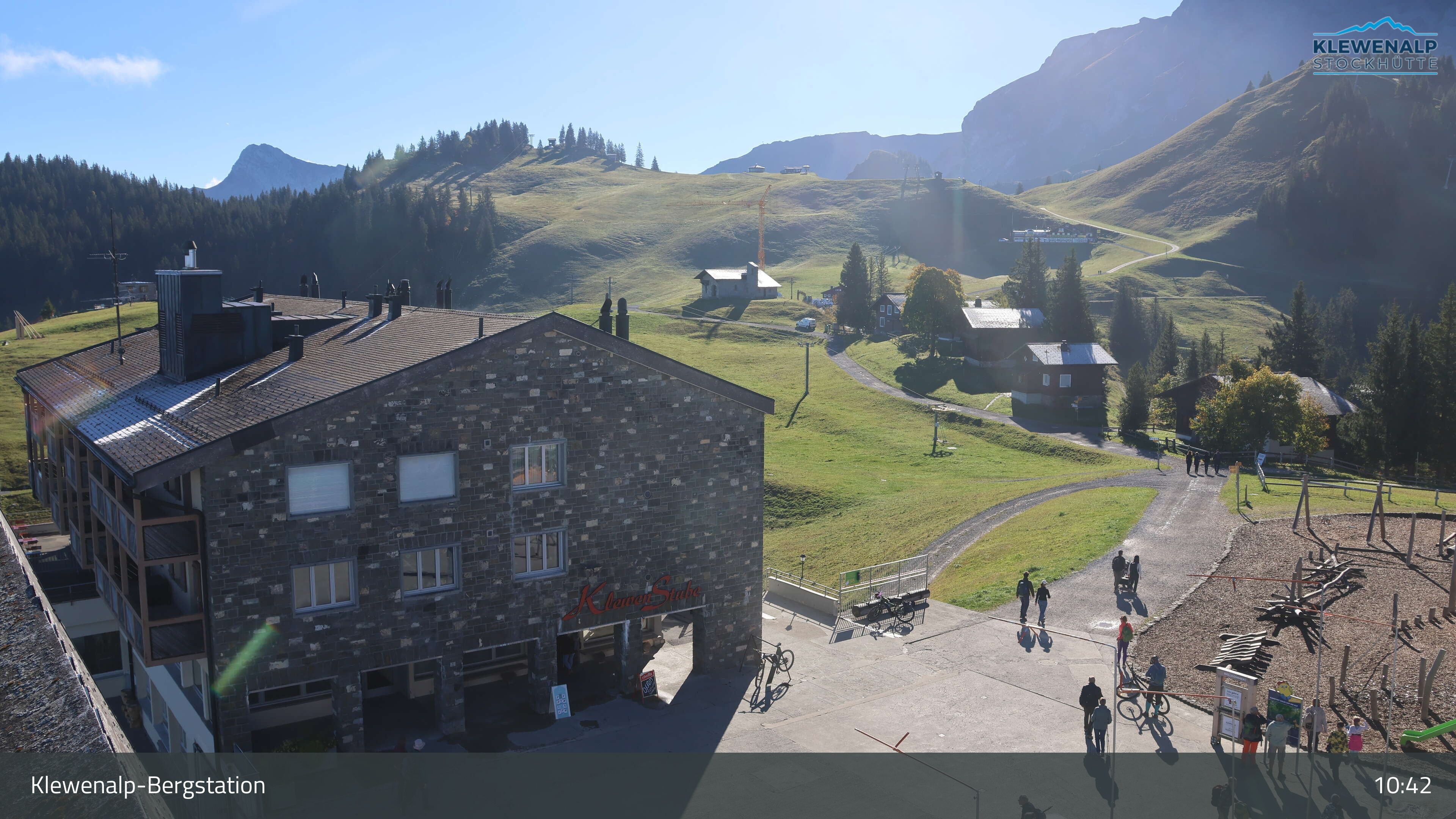 Beckenried: Klewenalp - Klewenalp-Bergstation, Blick Richtung Skigebiet Klewenalp & links Berggasthaus KlewenStube