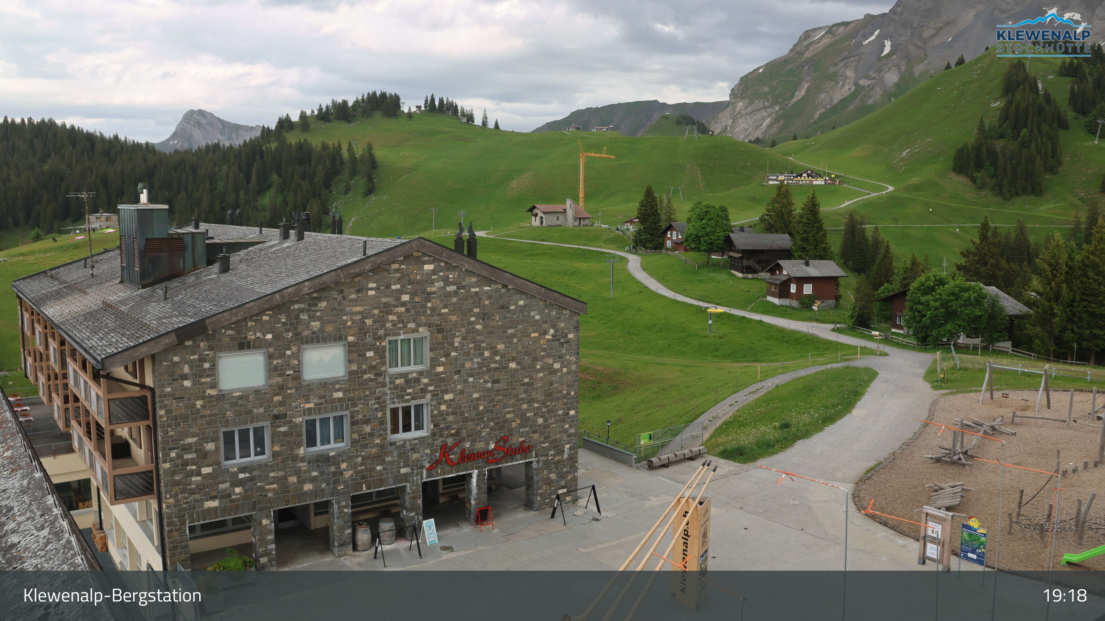 Beckenried: Klewenalp - Klewenalp-Bergstation, Blick Richtung Skigebiet Klewenalp & links Berggasthaus KlewenStube