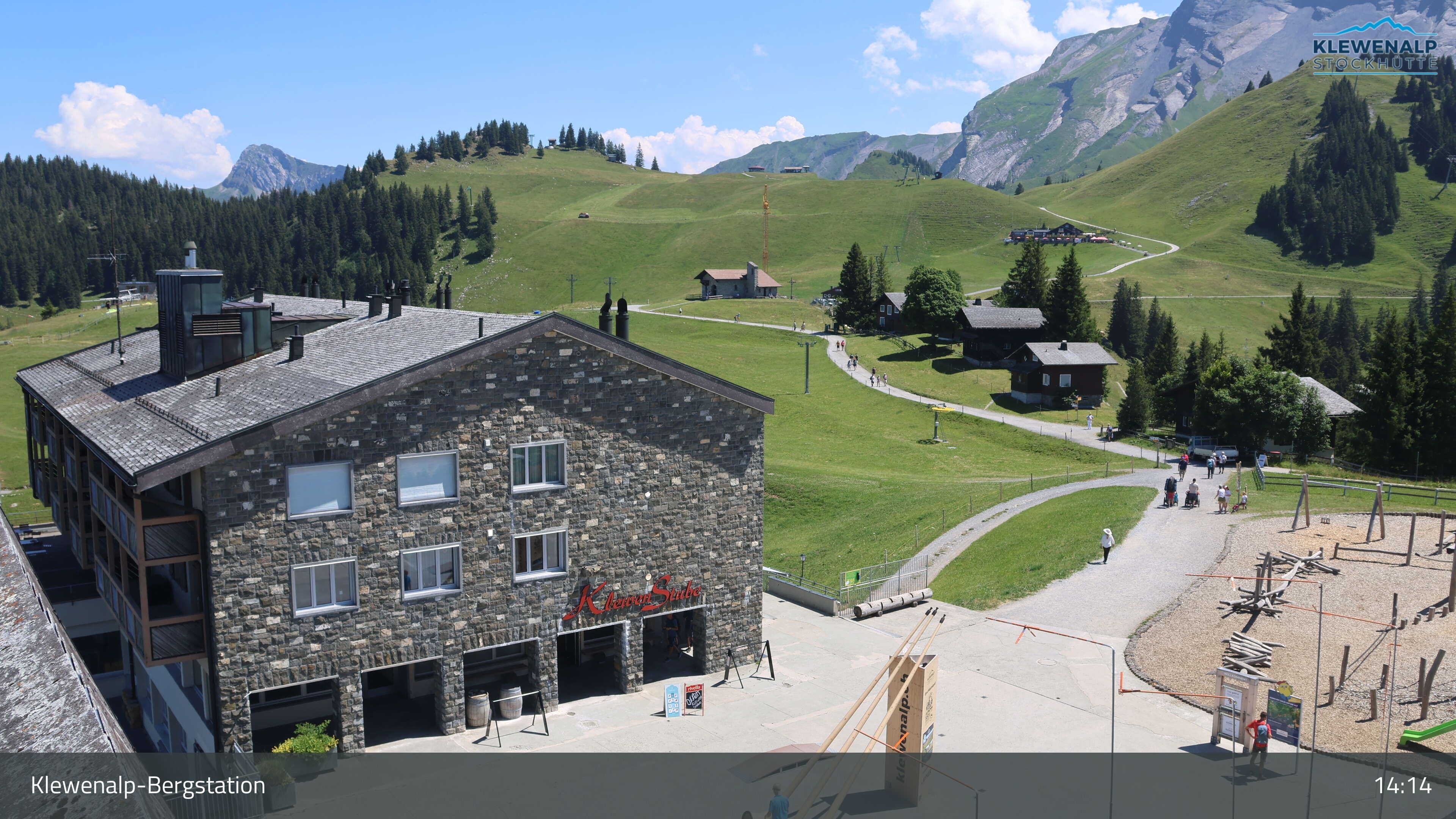 Beckenried: Klewenalp - Klewenalp-Bergstation, Blick Richtung Skigebiet Klewenalp & links Berggasthaus KlewenStube
