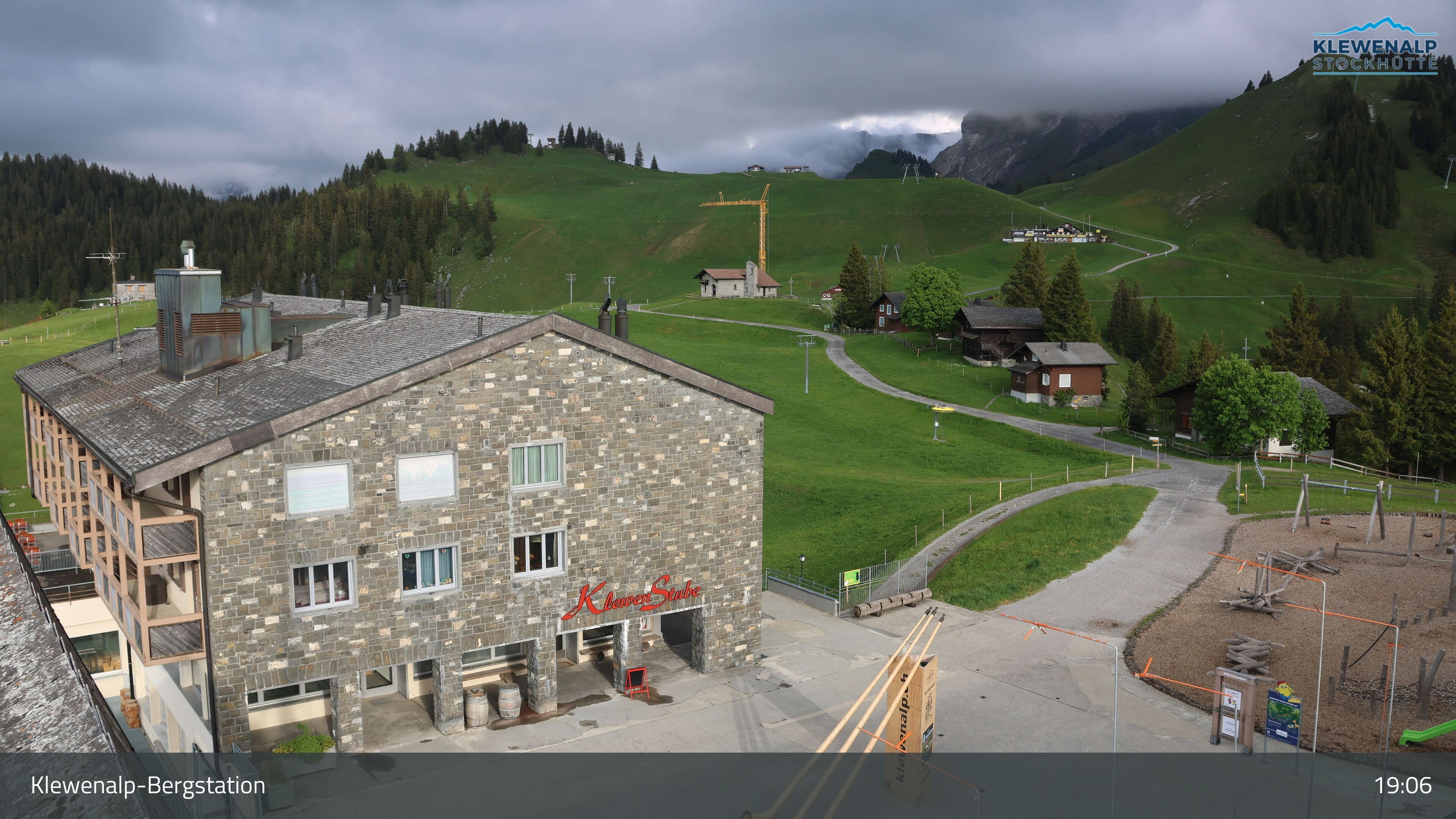 Beckenried: Klewenalp - Klewenalp-Bergstation, Blick Richtung Skigebiet Klewenalp & links Berggasthaus KlewenStube