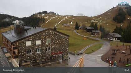 Beckenried: Klewenalp - Klewenalp-Bergstation, Blick Richtung Skigebiet Klewenalp & links Berggasthaus KlewenStube