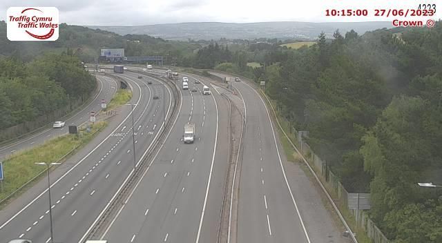 Traffic Cam Caerleon: Newport - M4 eastbound between junctions 25A and 25 (Usk Bridge and)