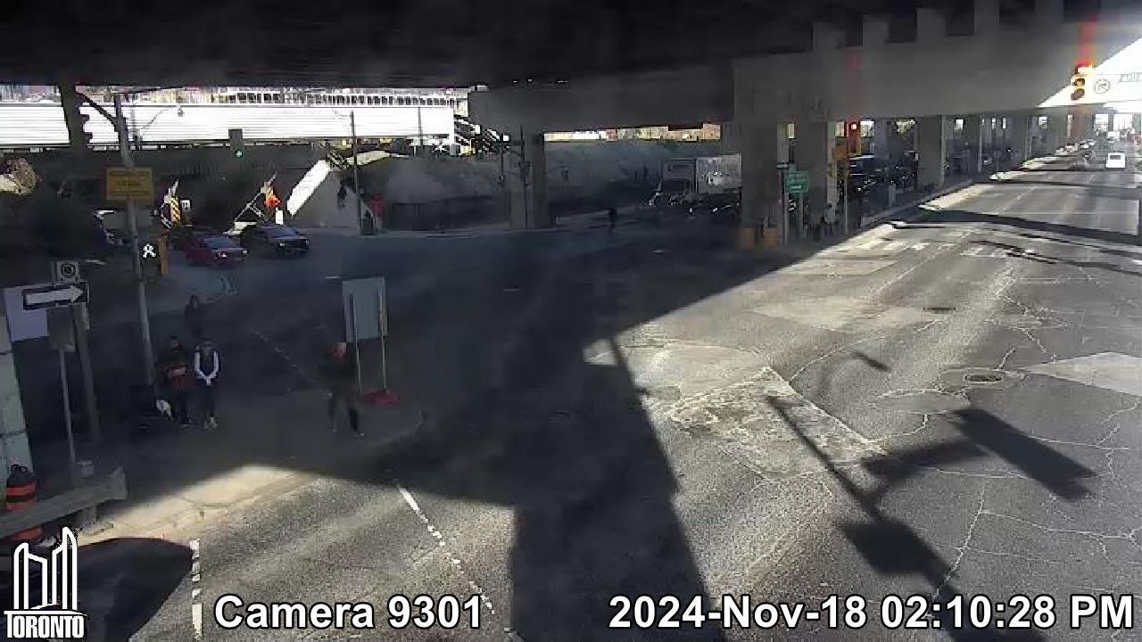 Traffic Cam Distillery District: Lake Shore Blvd E near Parliment St