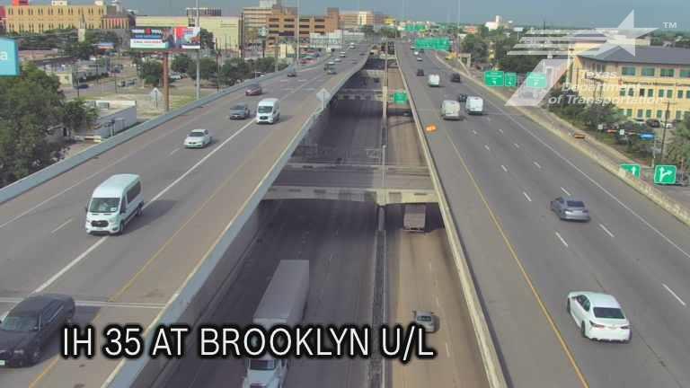 Traffic Cam San Antonio › North: IH 35 at Brooklyn (Upper Lvl)