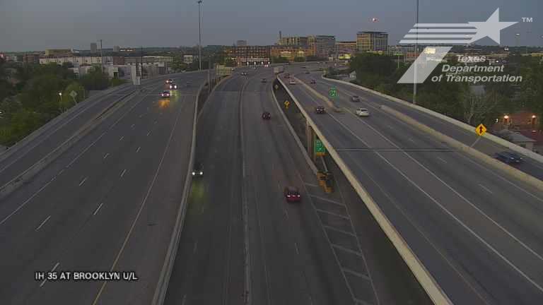 Traffic Cam San Antonio › North: IH 35 at Brooklyn (Upper Lvl)