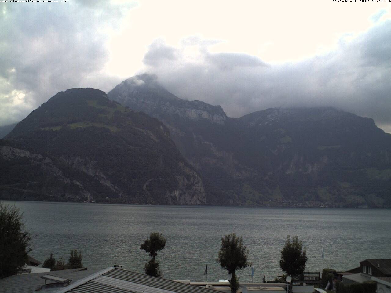 Flüelen: Windsurfing Center am Urnersee