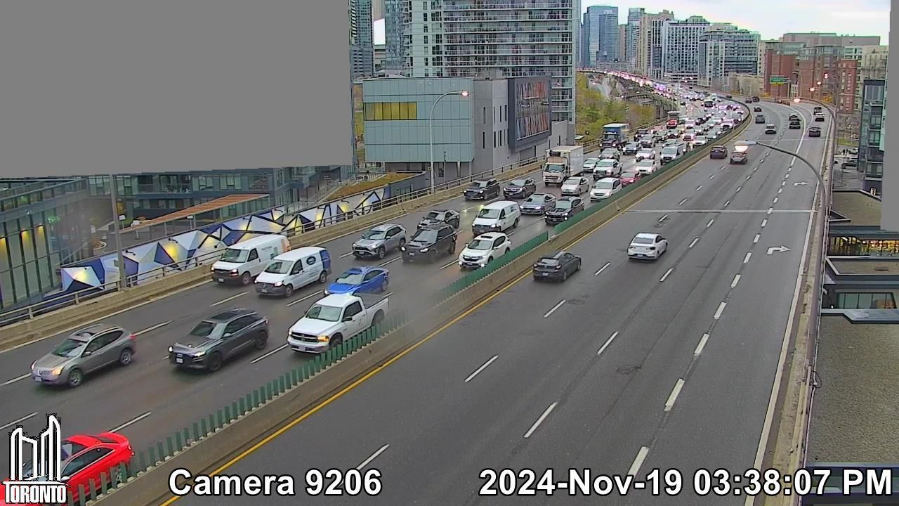 Traffic Cam Fort York: Gardiner Expwy near Bathurst St