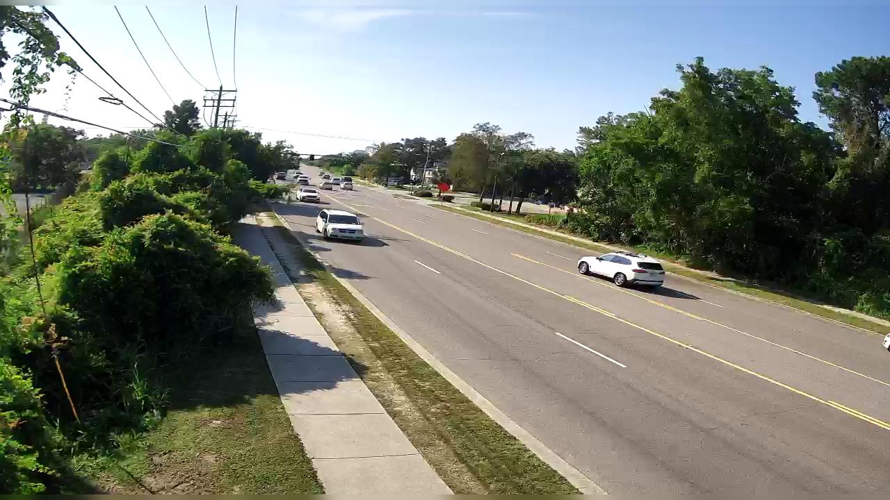 Traffic Cam Mount Pleasant: SC 703 Ben Sawyer Blvd SB @ Center St Ext