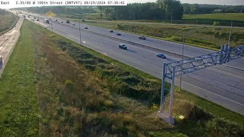 Traffic Cam Urbandale: DM - I-80 - 35 @ 100th St (97)