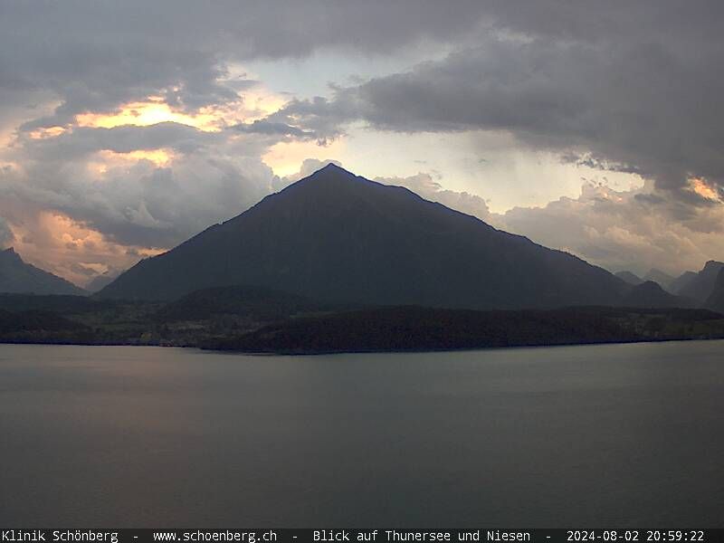 Gunten: Klinik Schönberg - Blick auf Thunersee und Niesen